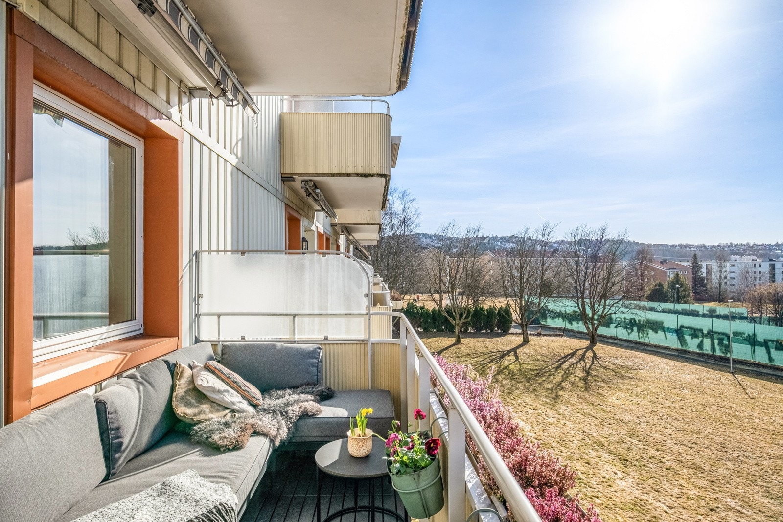 Det er fin utsikt og minimalt med innsyn fra leiligheten. Galleribilde