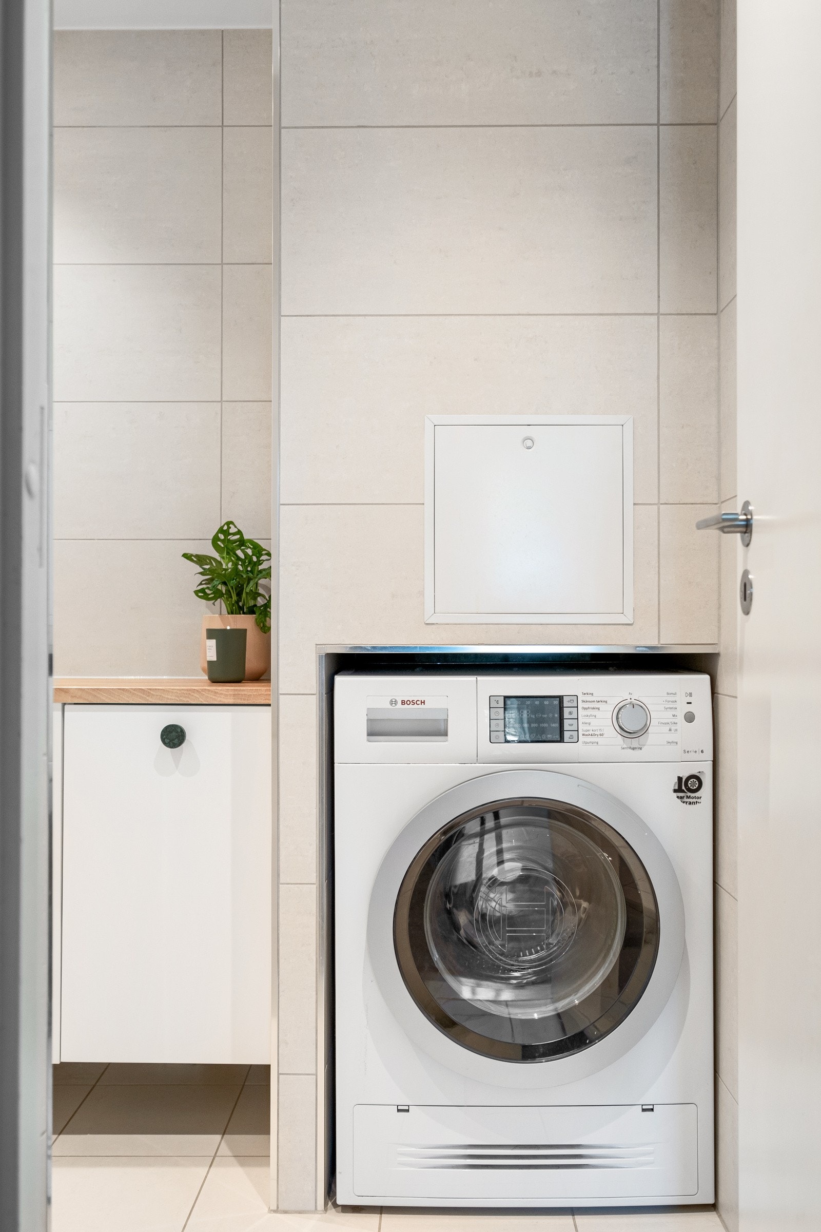 Det er opplegg for vaskemaskin på badet. Det er også fellesvaskeri i borettslaget. Galleribilde