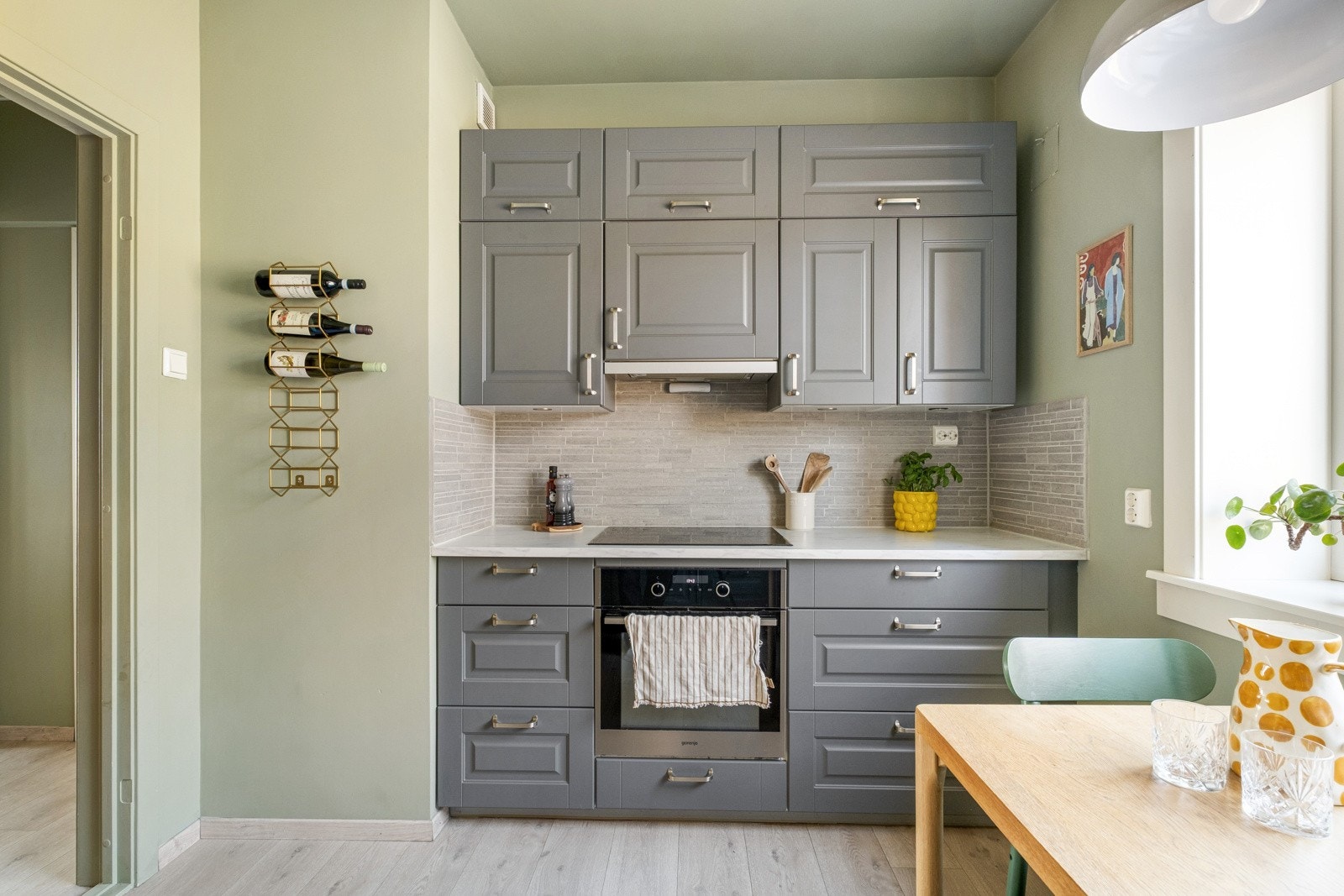 Det er induksjonstopp på kjøkkenet. Komfyr og oppvaskmaskin følger, men er snart modne for utskifting. Galleribilde