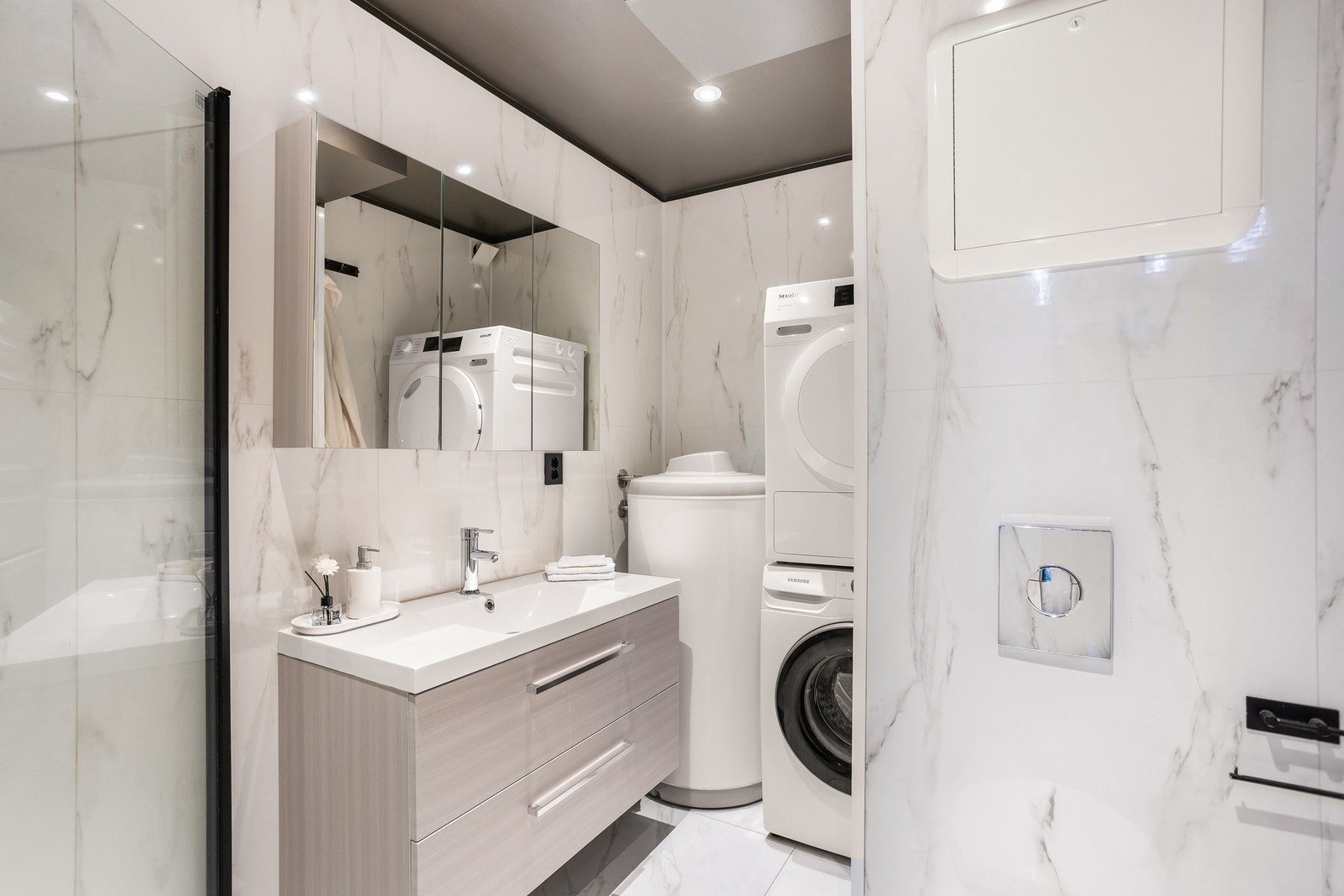 Badet har flislagt gulv med varme og overflater fra 2022. Galleribilde