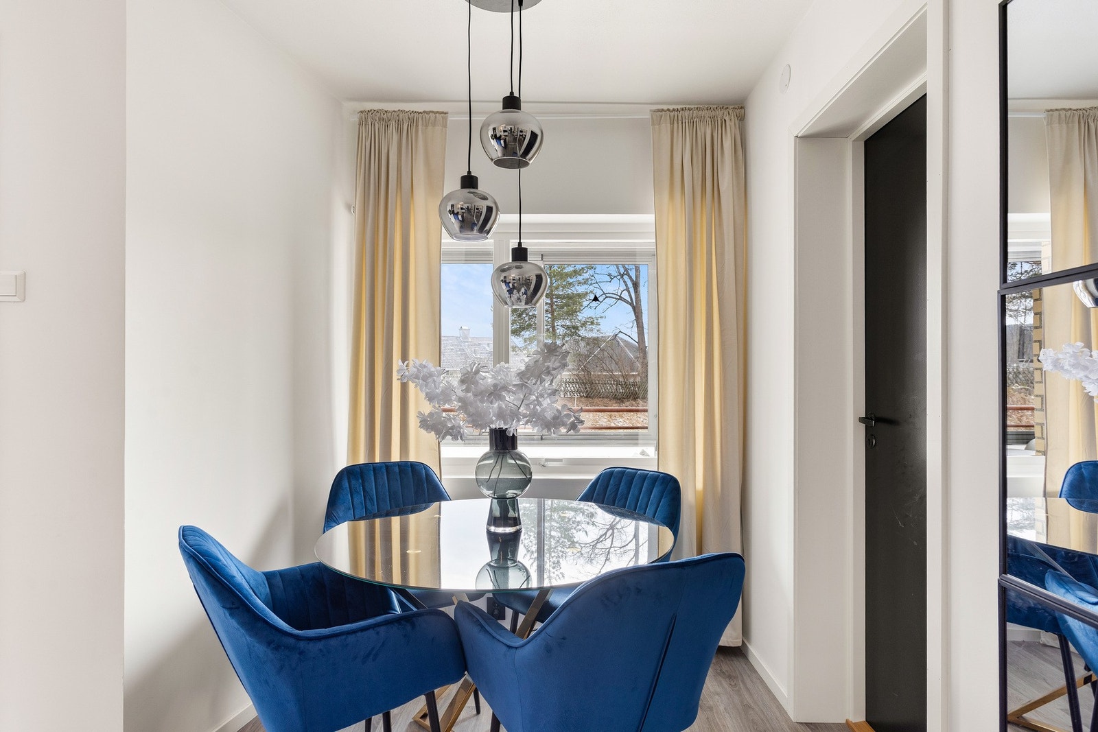 Perfekt plass for hyggelige middager og sosiale sammenkomster. Galleribilde