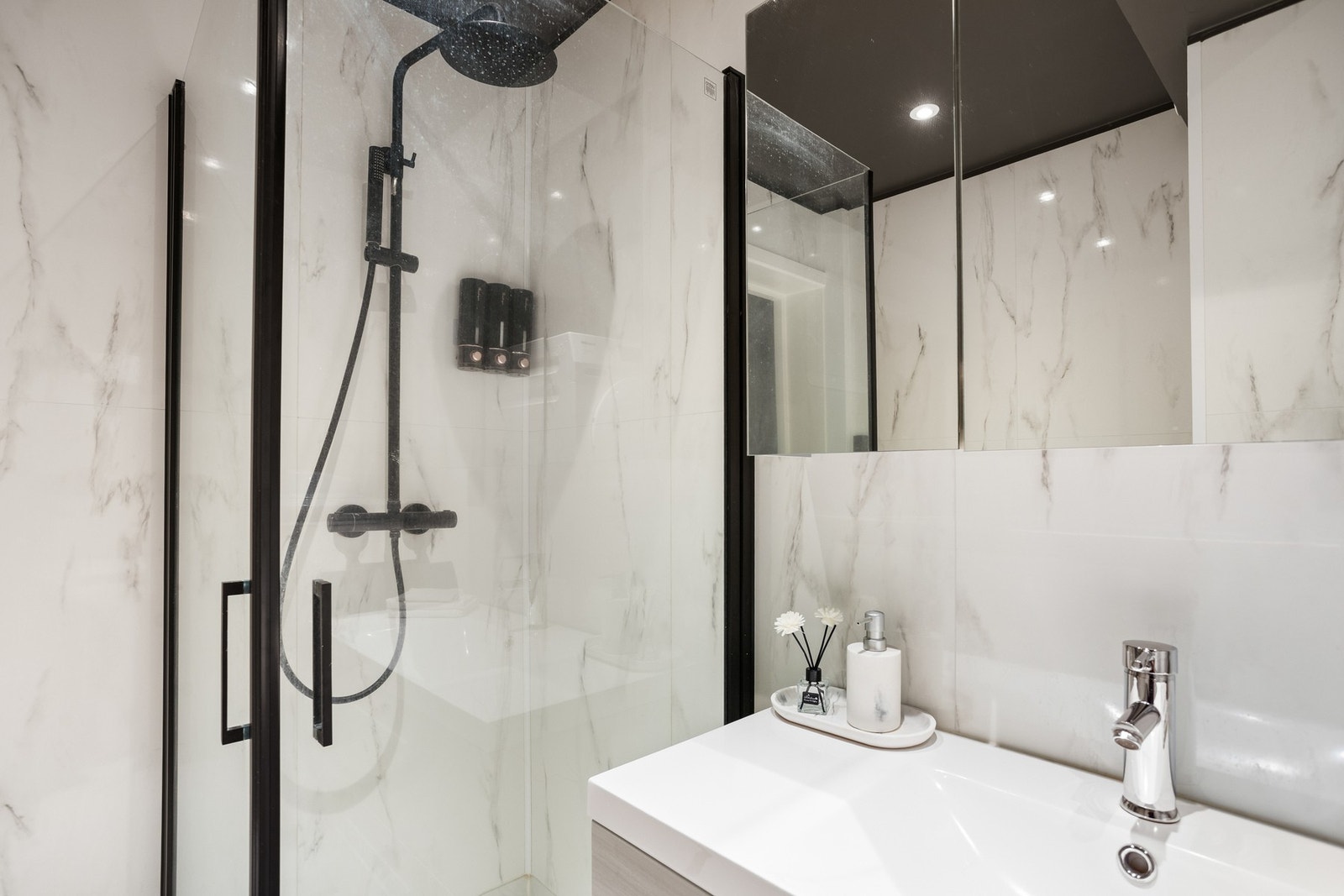 Elegant dusjsoneløsning med glassdører. Galleribilde