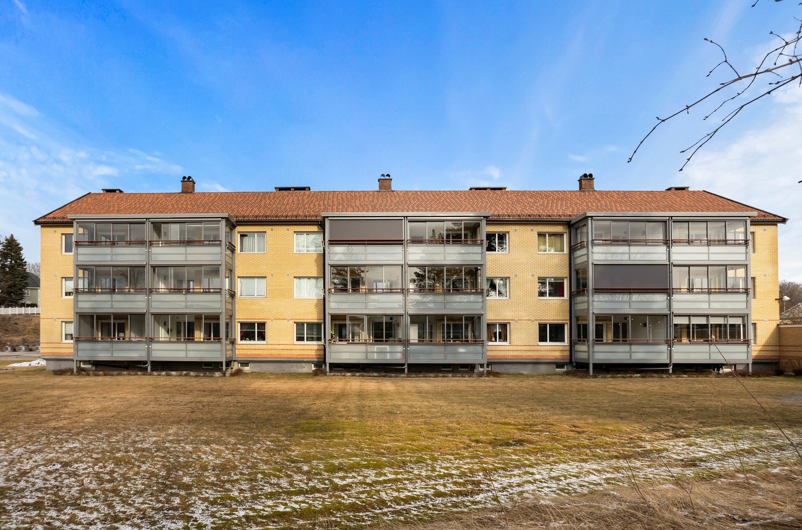 Store grøntområder rundt bygget gir gode muligheter for lek og rekreasjon. Galleribilde