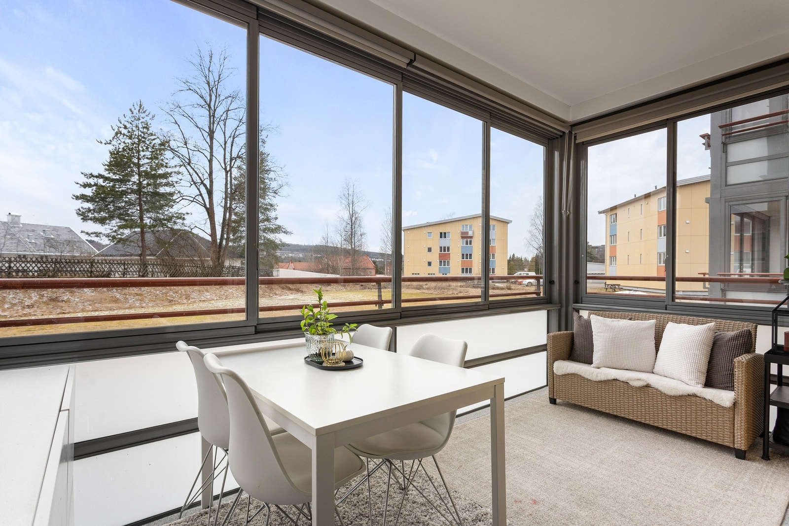 Med god plass til både spisegruppe og lounge, kan du nyte utsikten uansett årstid. Galleribilde