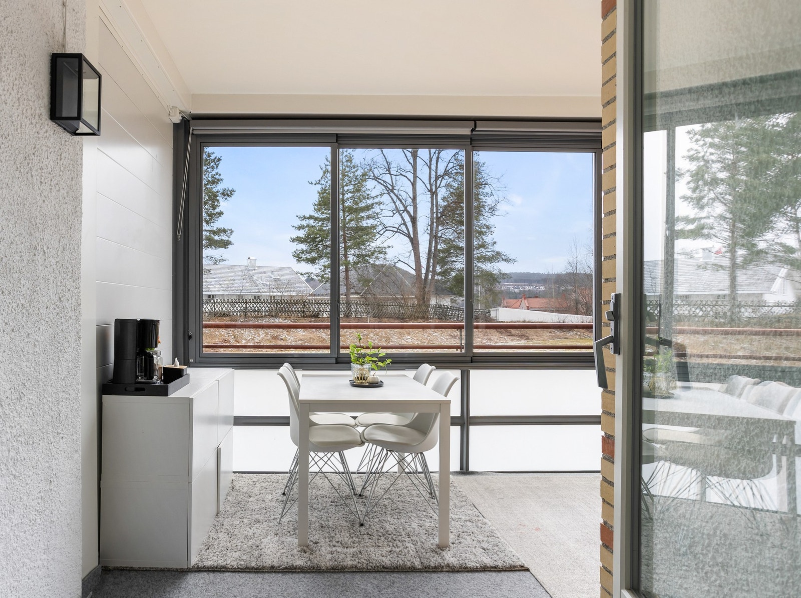 Fra stuen har du direkte utgang til den romslige, innglassede balkongen på hele 11 m². Galleribilde