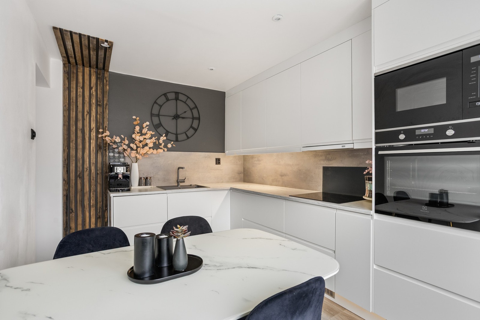 God plass til en romslig spisegruppe, perfekt for hyggelige måltider. Galleribilde