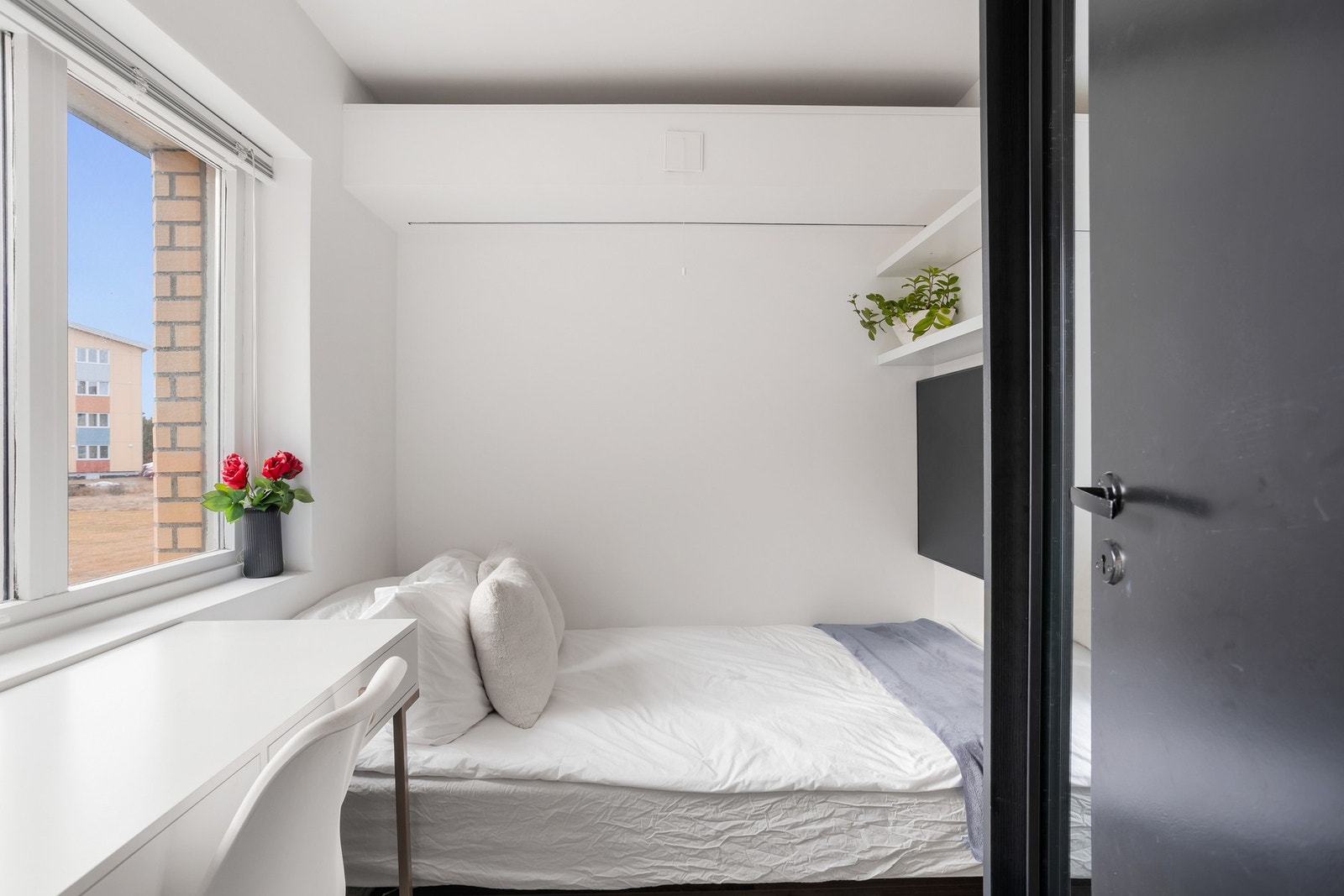 Praktisk soverom med plassbesparende løsninger og enkel inngang fra spisestuen. Galleribilde