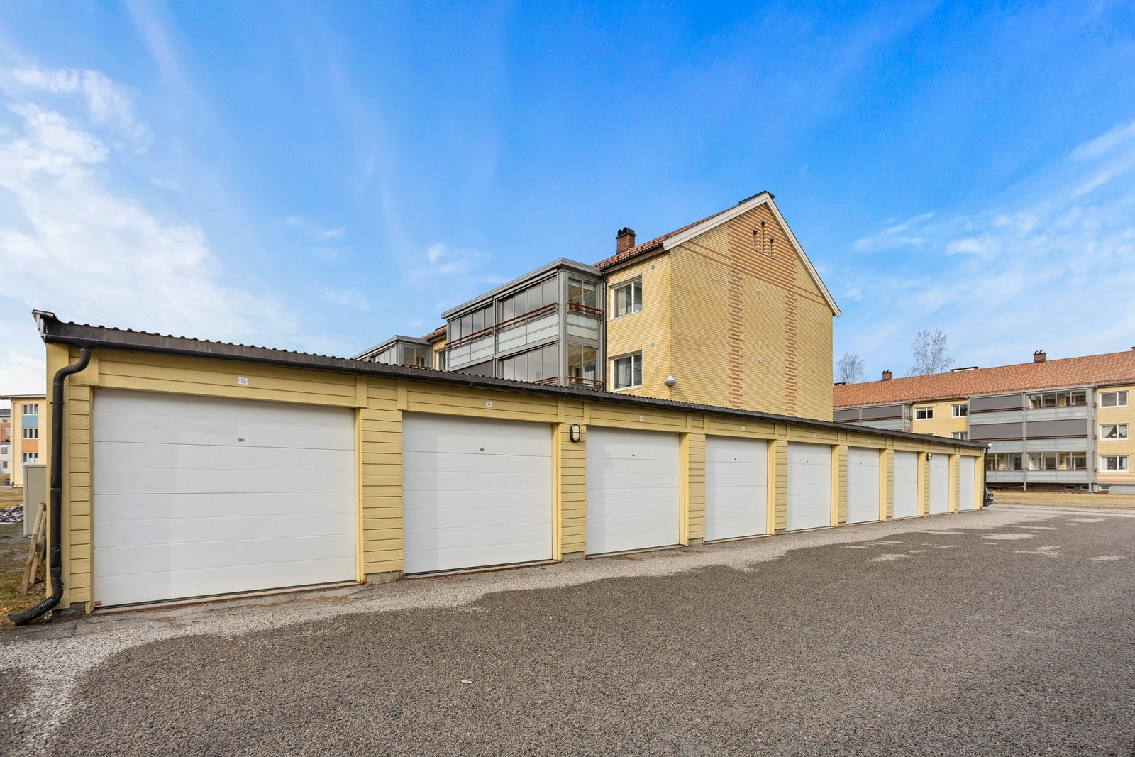Leiligheten disponerer 1 garasjeplass i felles garasjebygning i rekke og 2 boder. Galleribilde