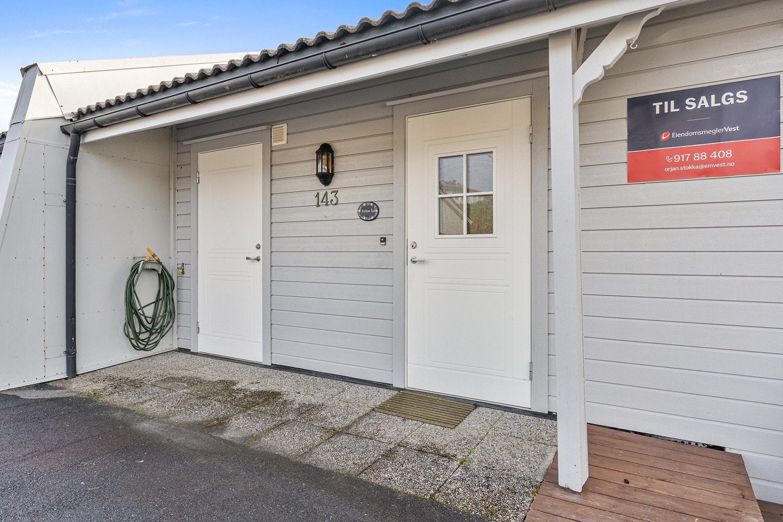 Halvpart av tomannsbolig fra 1996 med enkel adkomst fra bakkeplan. Galleribilde