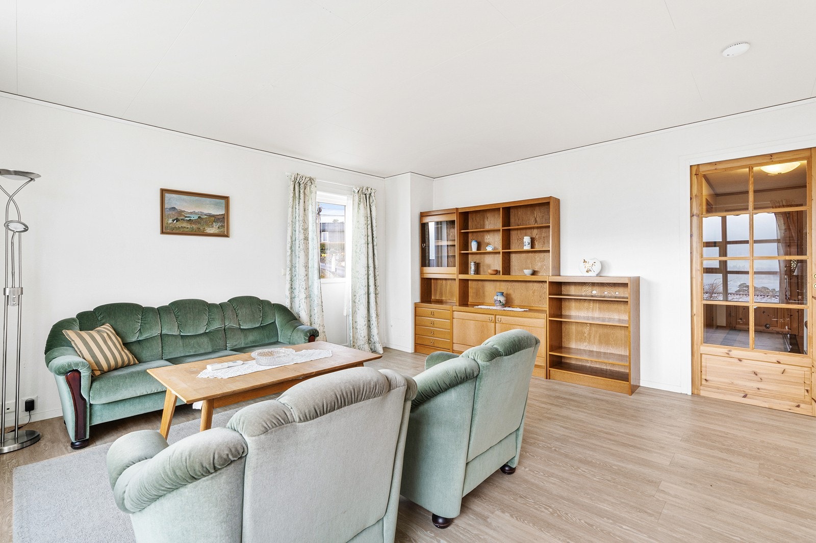 Det er store vindusflater og terrassedør med glassfelt, som slipper inn mye lys og er med på å gjøre stuen lys og trivelig. Galleribilde