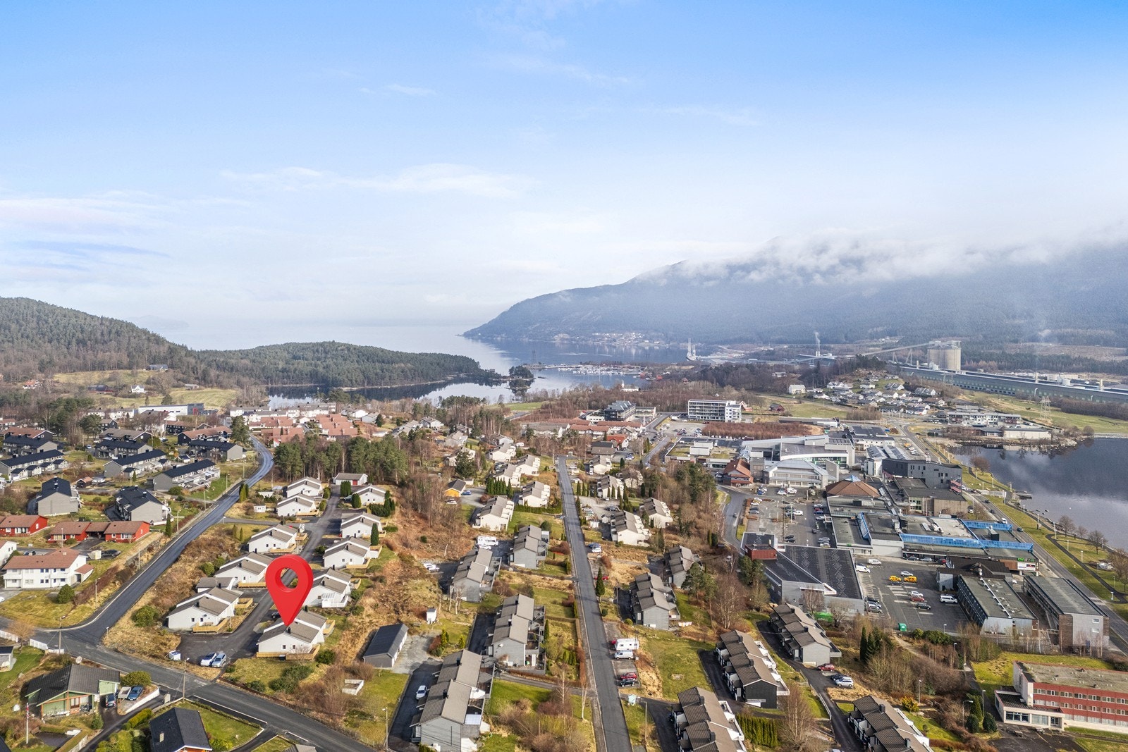Eiendommen ligger i et attraktiv område med gangavstand til Husnes sentrum, aldershjem, lege, skole, barnehage og idrettsplass m.m. Galleribilde