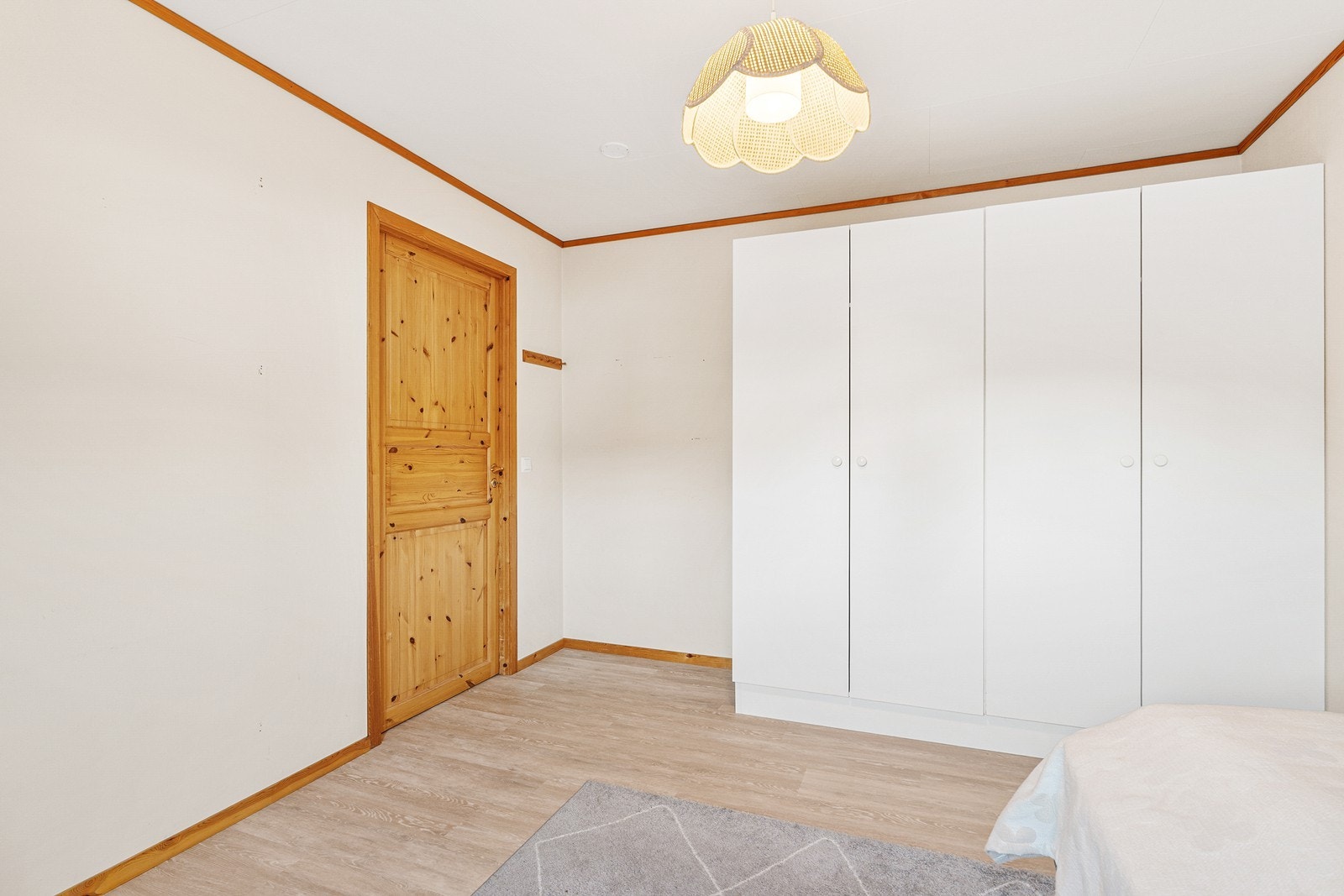 Hovedsoverommet er av god størrelse med plass til stor seng, nattbord og garderobeløsning. Galleribilde