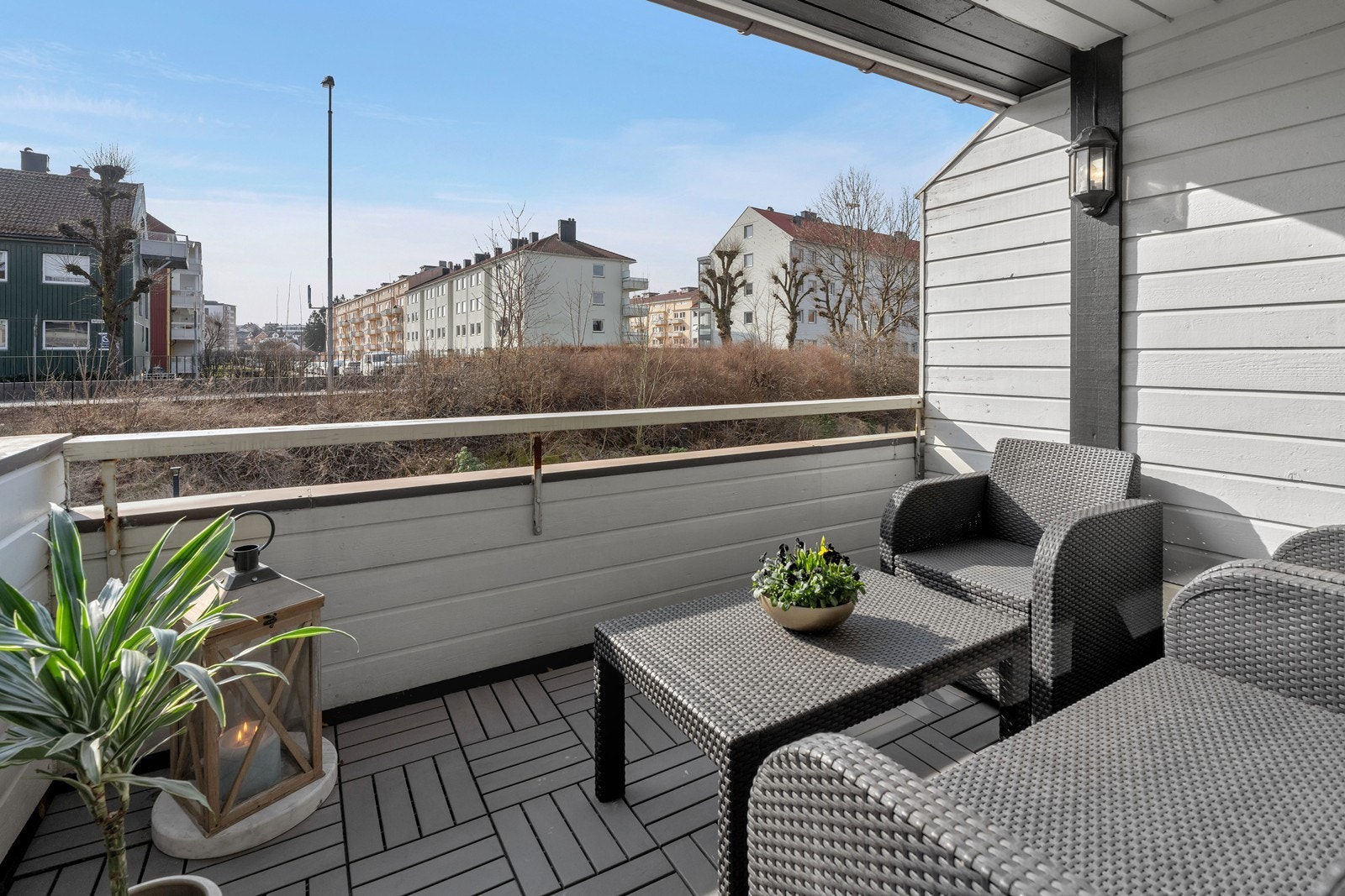 Leiligheten har en overbygd, solrik balkong med utsikt over området Galleribilde