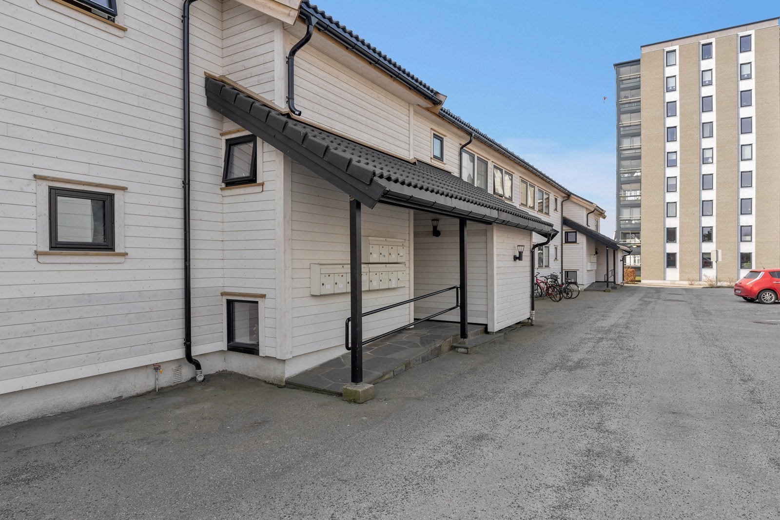 Inngangsparti. Stor gårdsplass for sameiet med parkeringsplasser (førstemann til mølla) Galleribilde