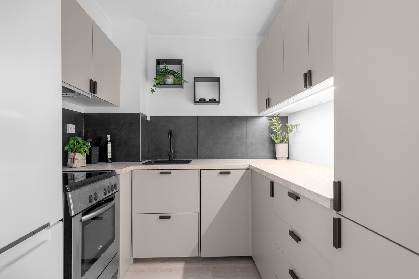 Leiligheten fikk nytt, flott kjøkken fra Ikea i 2024. Her er det god skap - og benkeplass, samt medfølgende hvitevarer i form av komfyr, oppvaskmaskin og kombiskap Galleribilde