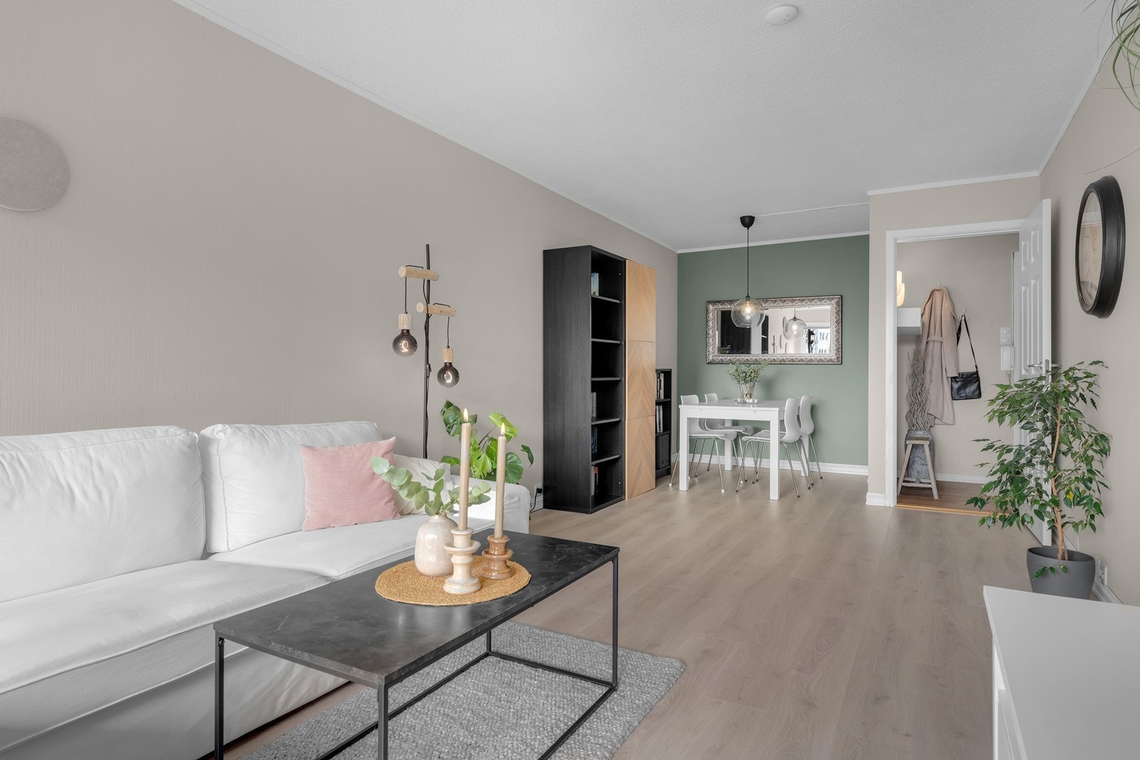 I stuen er det god plass til sofagruppe og spisebord Galleribilde