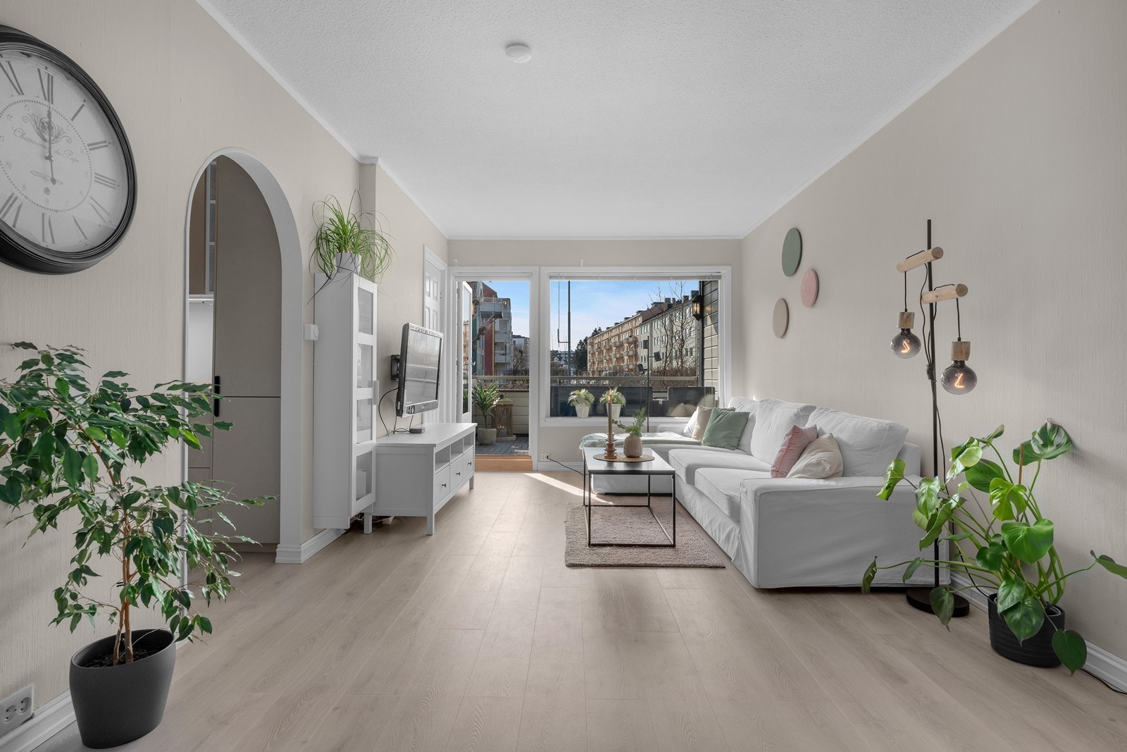 Stue med plass til sofagruppe med tilhørende møblement og utgang til balkongen Galleribilde