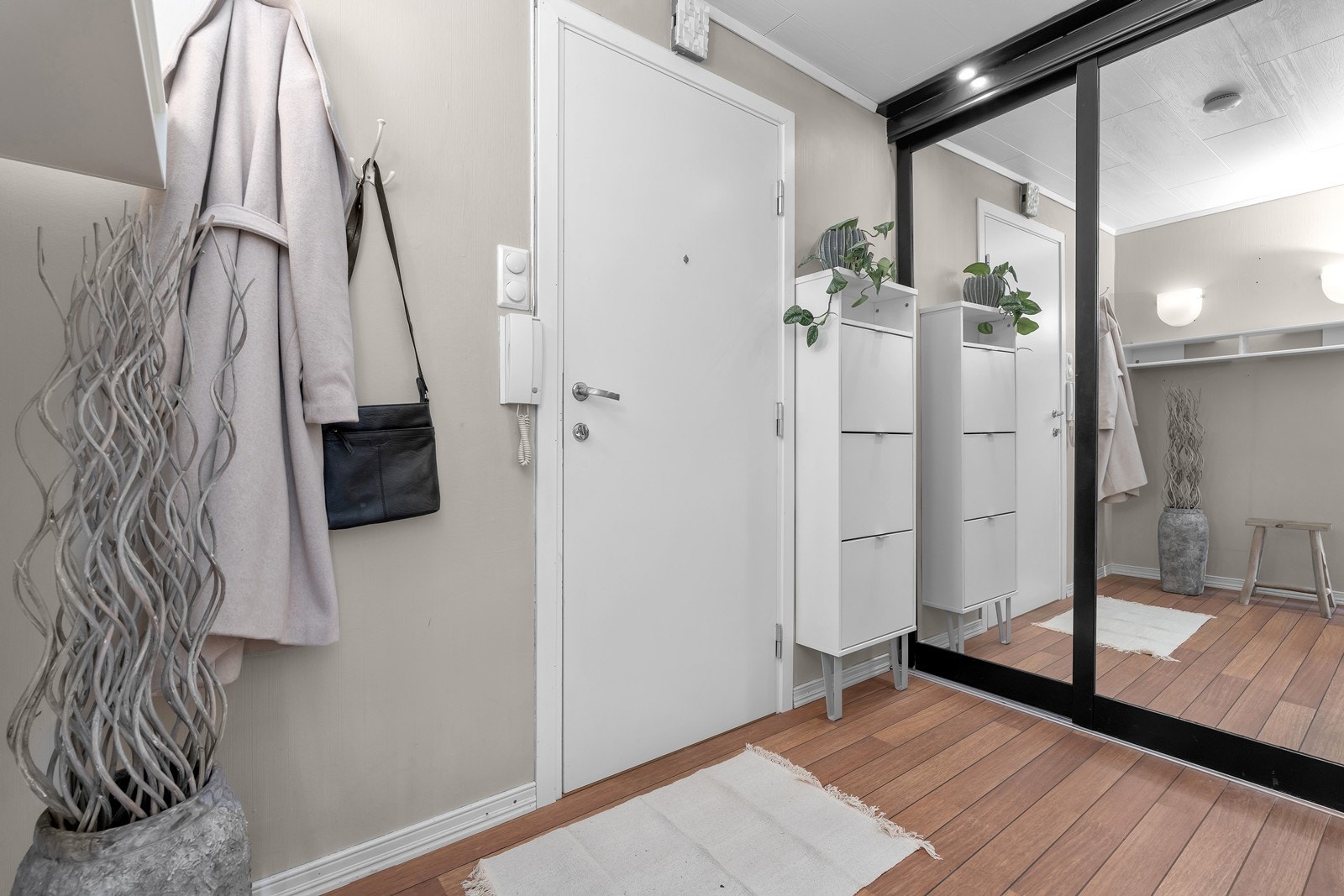 Velkommen inn - gangen er innredet med skyvedørsgarderobe m/speilfronter for praktisk oppbevaring av yttertøy og sko Galleribilde