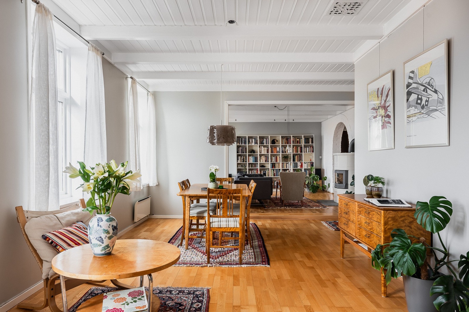 Romfølelsen er åpen og luftig. Galleribilde