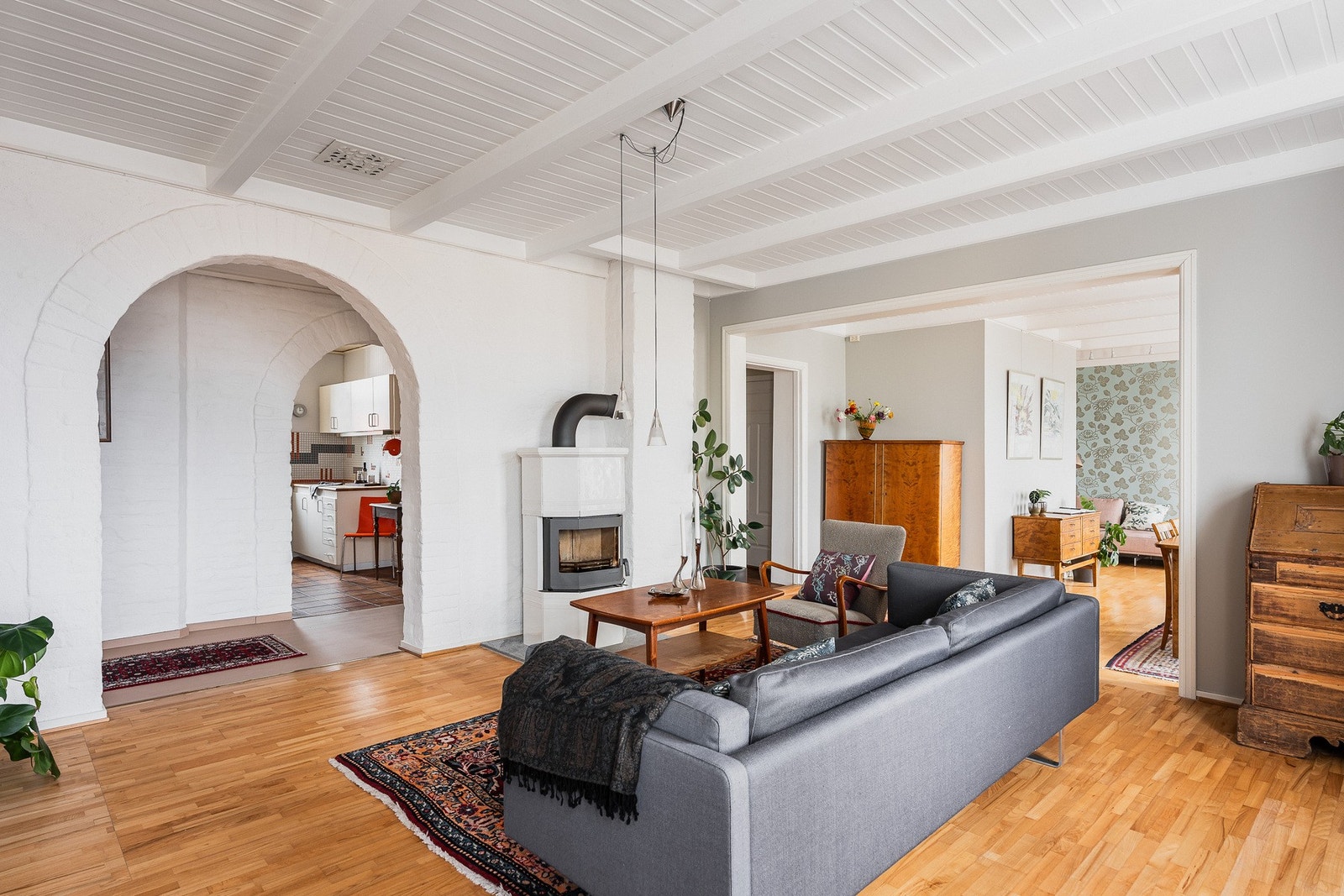 Stuene har god plass til møblering i flere soner. Galleribilde