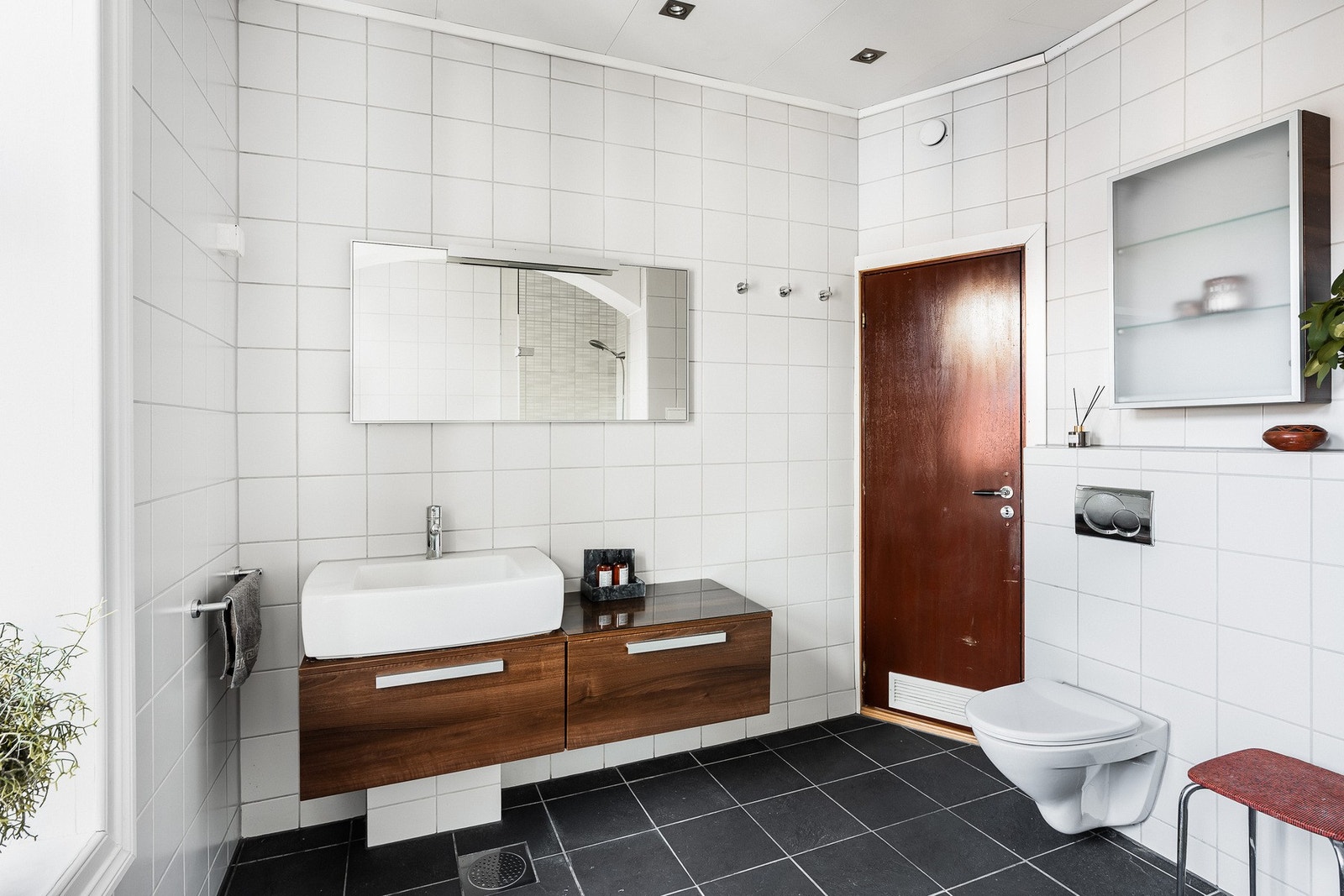 Et romslig bad med plass til alt man behøver. Galleribilde