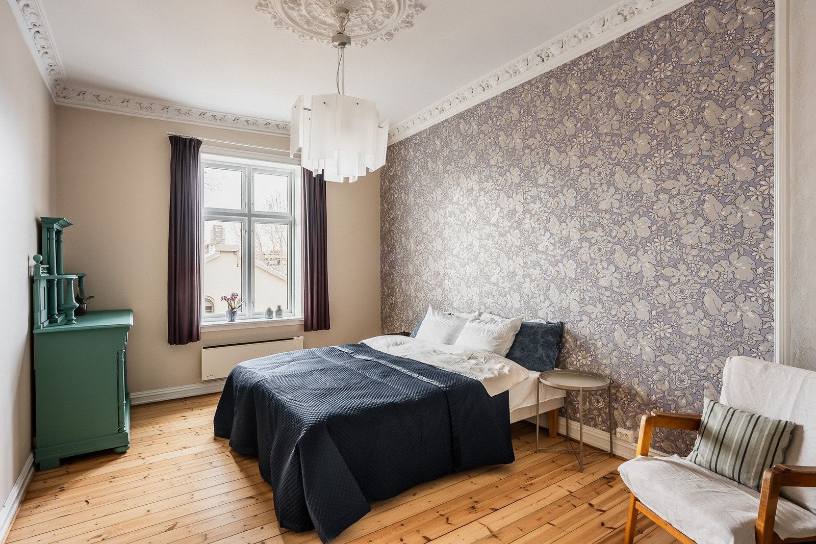 Soverommet er romslig med en takhøyde på nesten 3m. Galleribilde