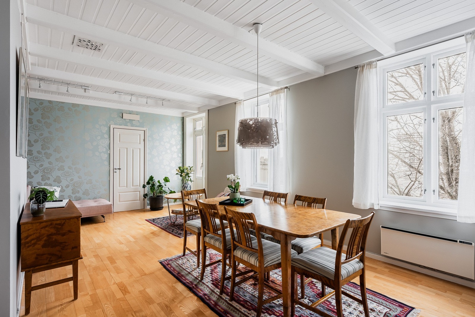 Spisestue med store vinduer og masse naturlig lys. Galleribilde