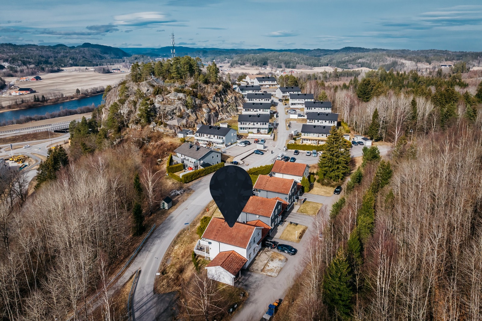 Bommestadåsen er et lite boligfelt like ved Hedrum barneskole. Det er kort vei til marka med turområder og man kommer seg raskt ut på E-18 hvis man feks pendler til andre byer. Galleribilde