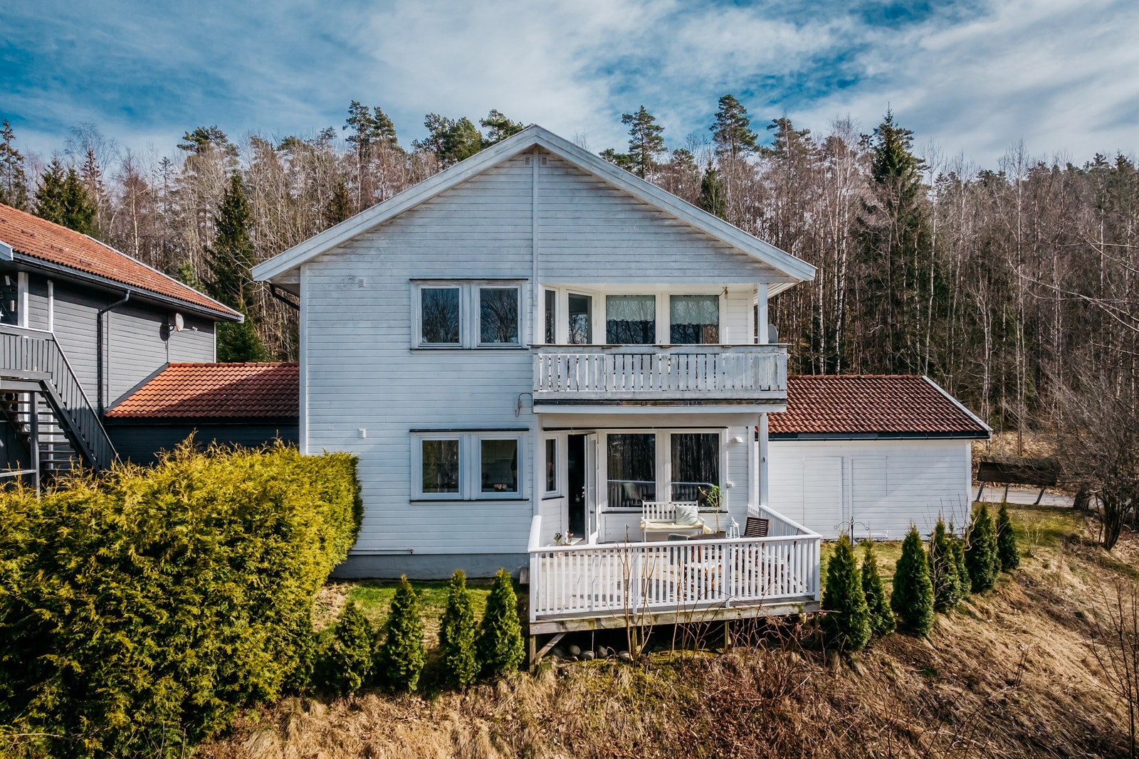 Leiligheten har en fin beliggenhet internt på området. 1.etg har stor terrasse og disponibel hagedel. Galleribilde