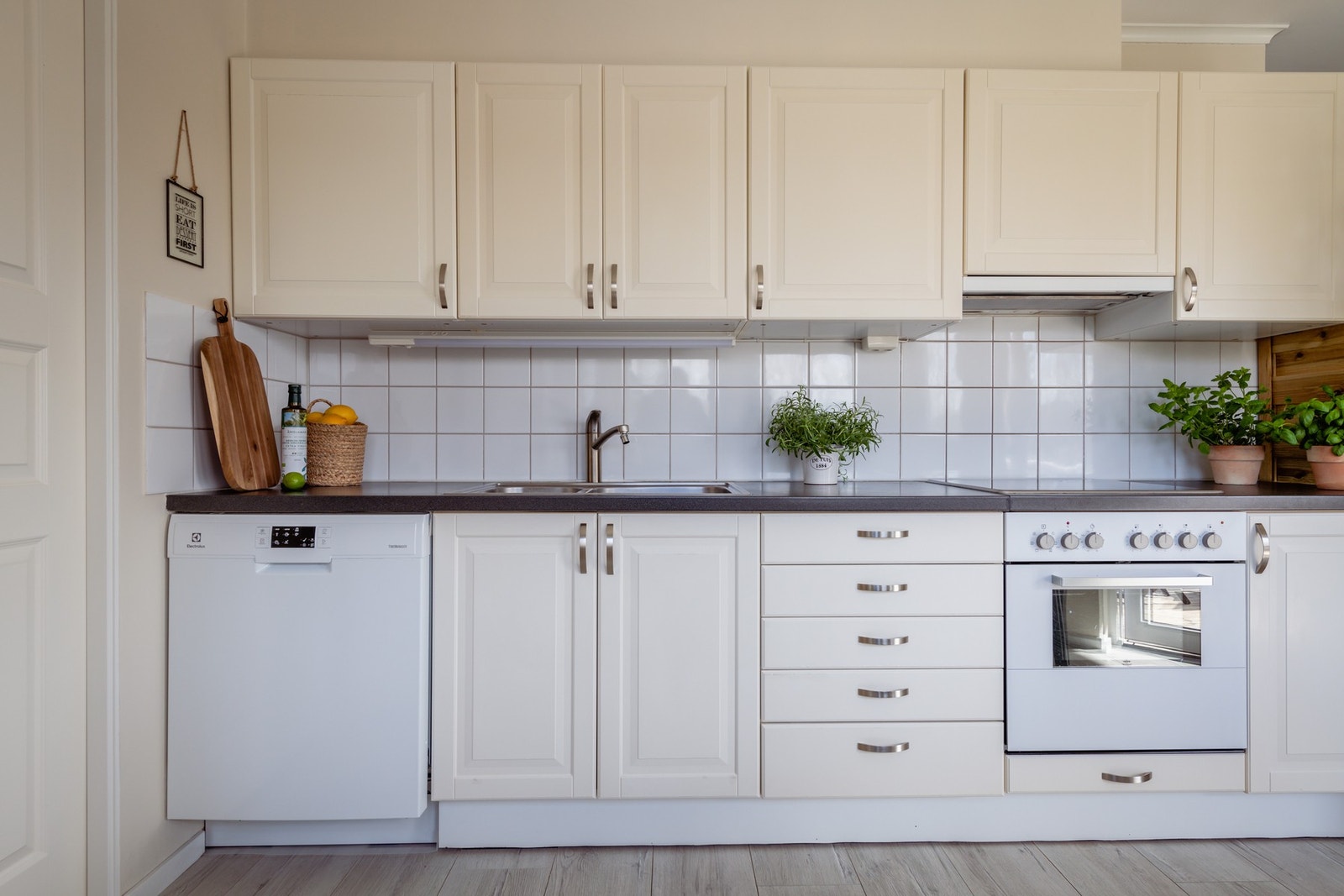 Kjøkkenet holder en fin standard og det er integrert platetopp, stekeovn og ventilator. Galleribilde