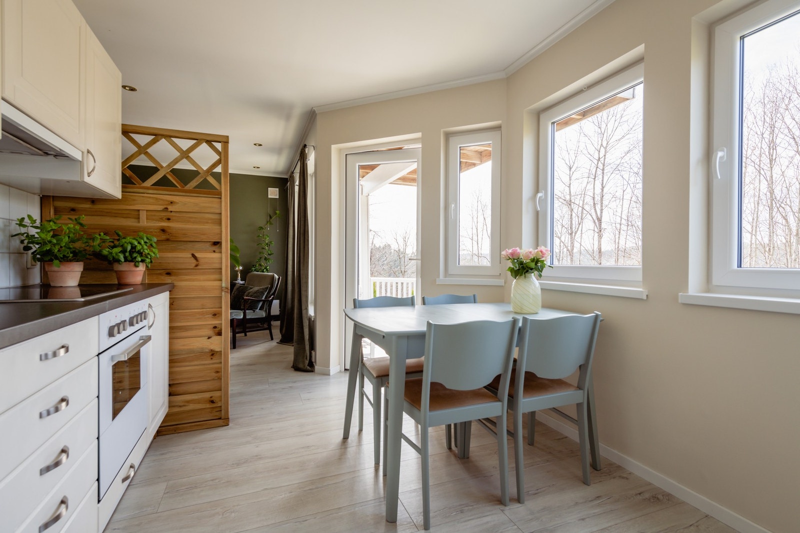 Kjøkkenet ligger med delvis åpen løsning mot stuen og med enkel adkomst til terrassen. Galleribilde