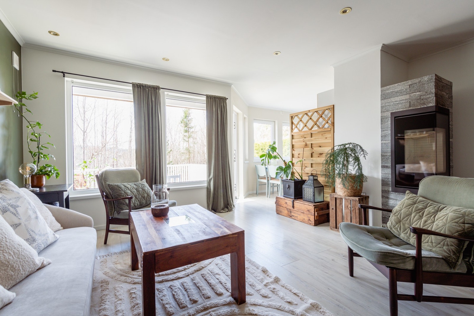 Lys og meget delikat stue med store vindusflater, spotter og en nydelig peis. Galleribilde