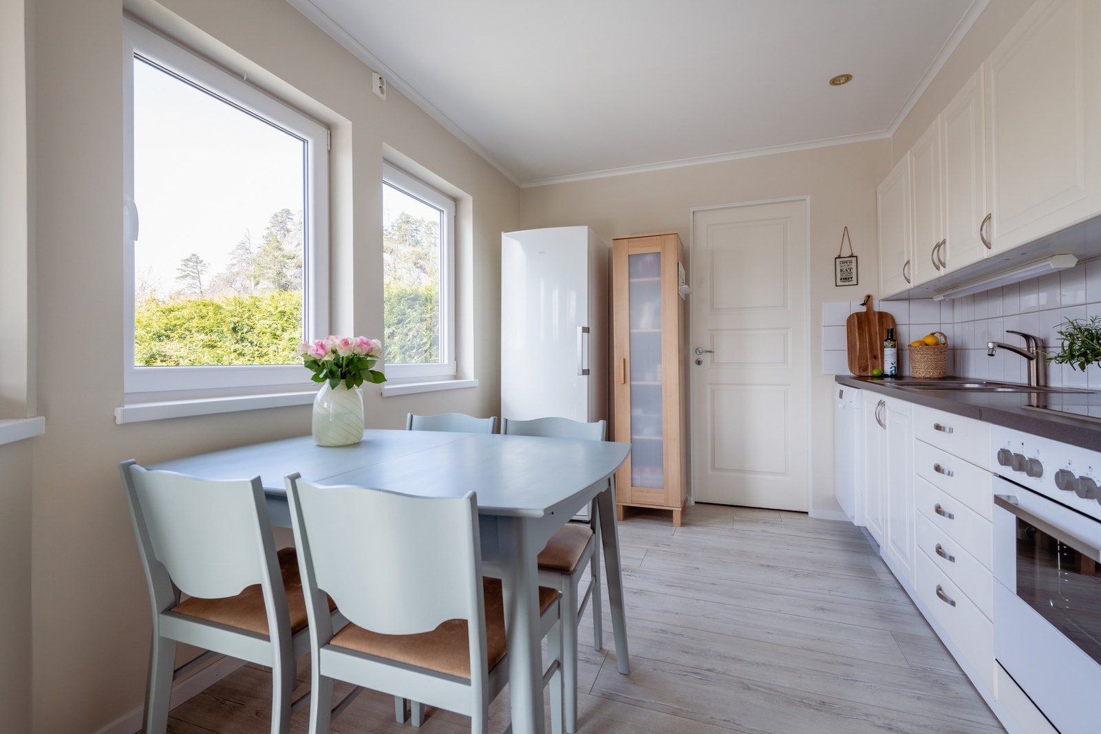 Det er plass til spisebord. I forlengelsen av kjøkkenet finner vi en bod som passer utmerket til å ha matvarer og fryseboks for eksempel. Galleribilde