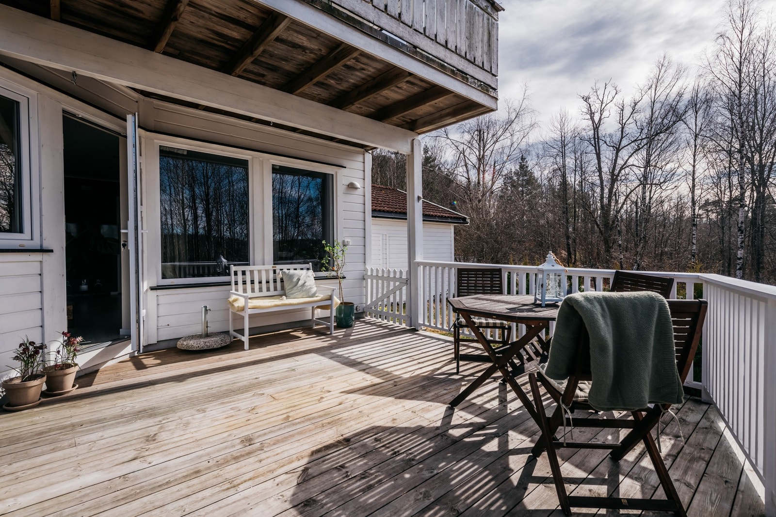 Vestvendt og solrik terrasse på ca 18 kvm. Tilgang til en liten hagedel. Galleribilde