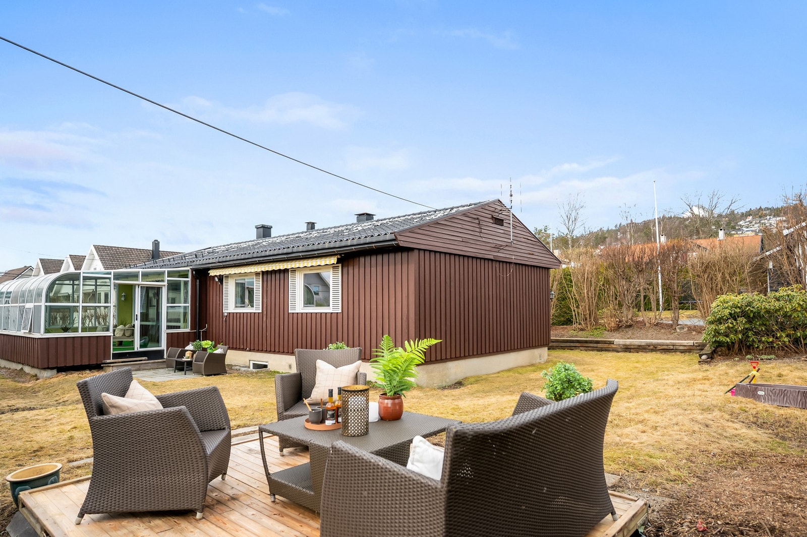 Området er trygt og sentralt, med kort vei til skoler, lekeplasser, sportsfasiliteter, kollektivtransport og den nyåpnede Meny-butikken. Galleribilde