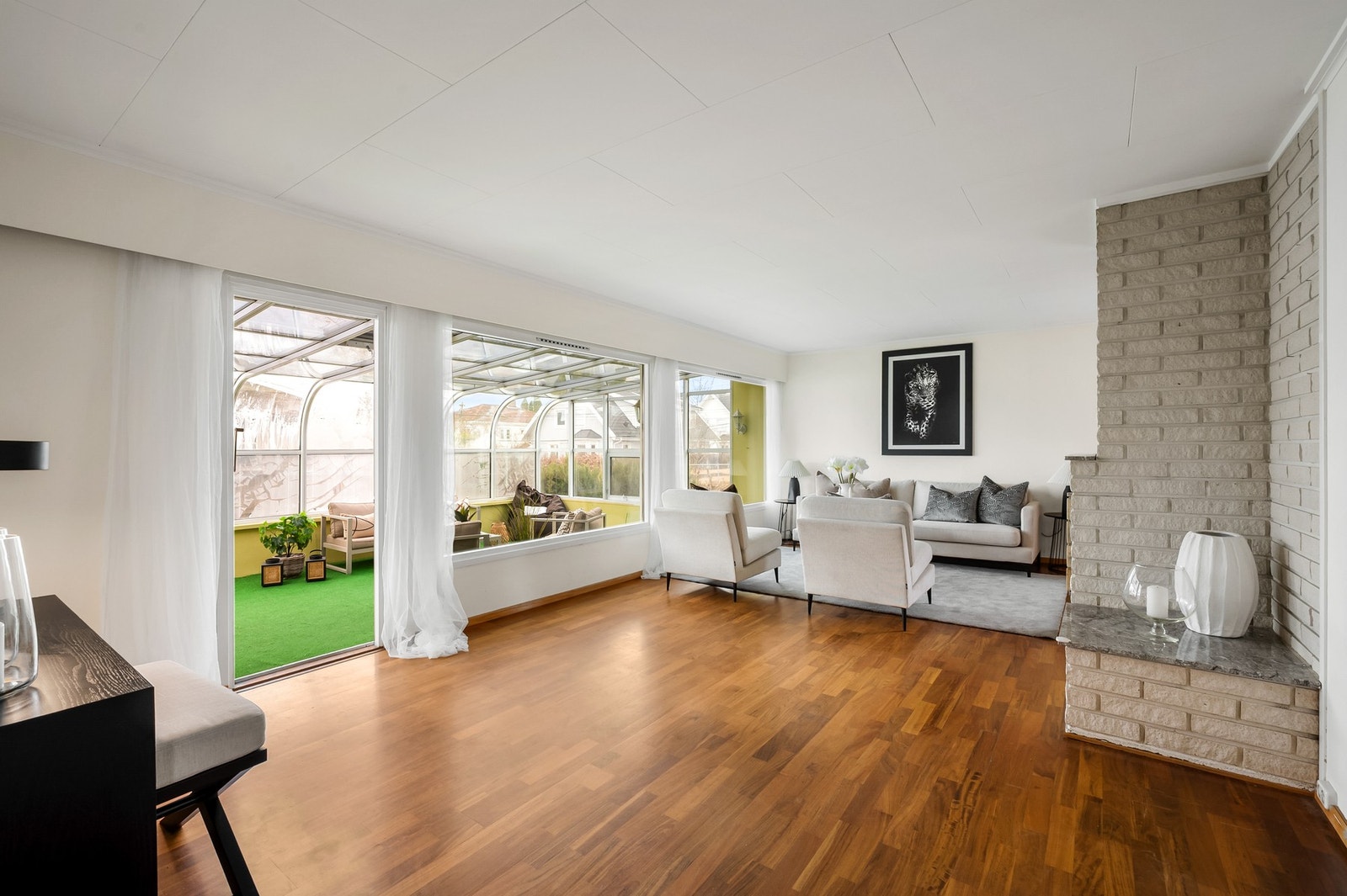 Utgang til terrasse og hage fra stuen. Galleribilde