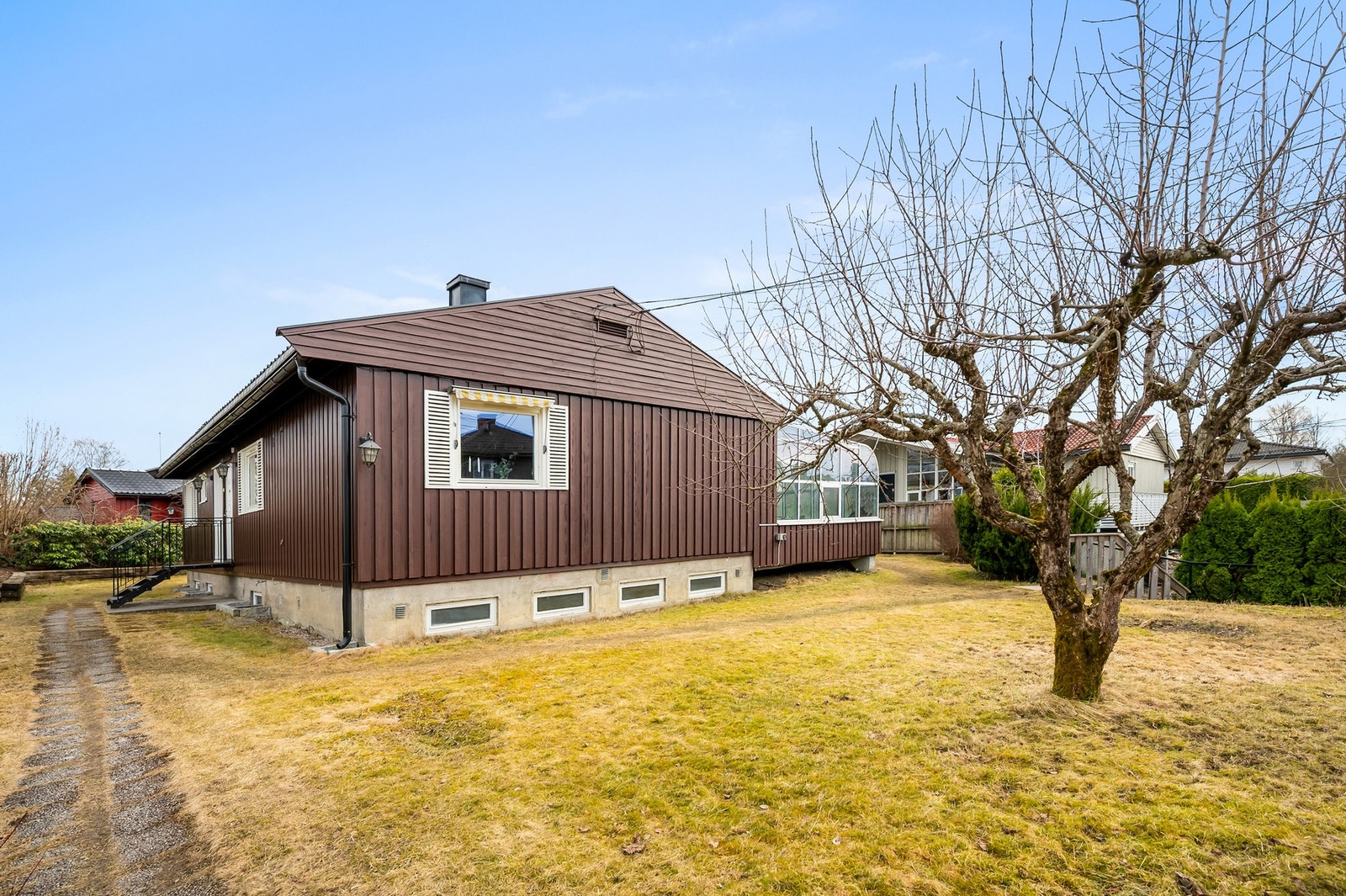 Det er plenarealer rundt hele boligen. Galleribilde