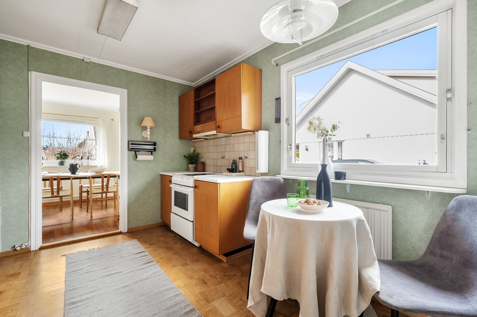 Det lyse og romslige kjøkkenet har god plass til spisebord ved vinduet, som gir hyggelig utsyn og naturlig lysinnslipp. Galleribilde