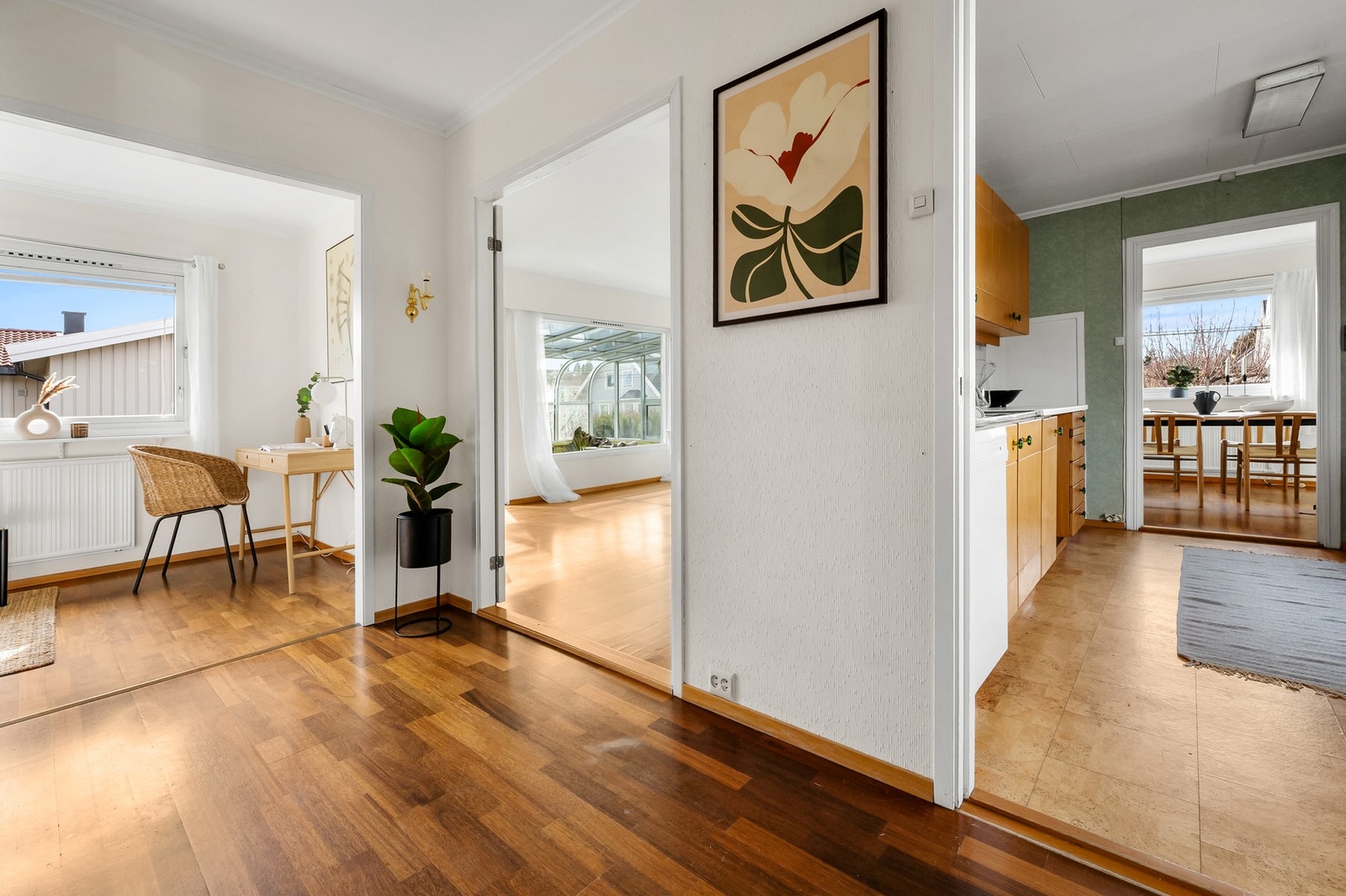 Videre i denne etasjen har man tre soverom, bad og separat toalett. Galleribilde