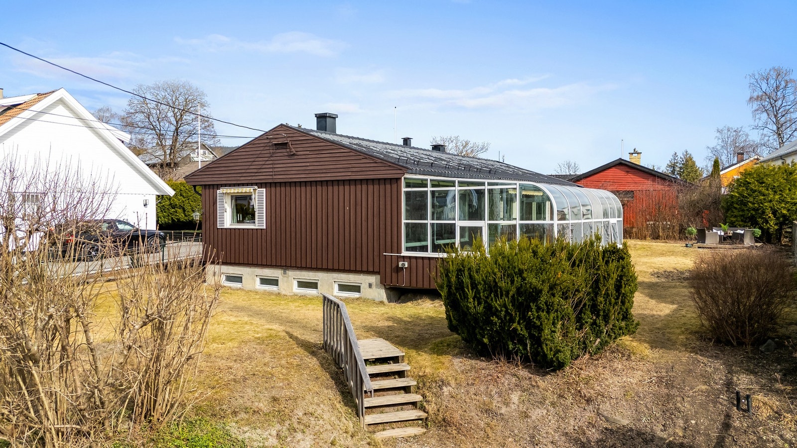 Hagen er pent opparbeidet med diverse beplantning som blomstrer pent på sommerstid. Galleribilde