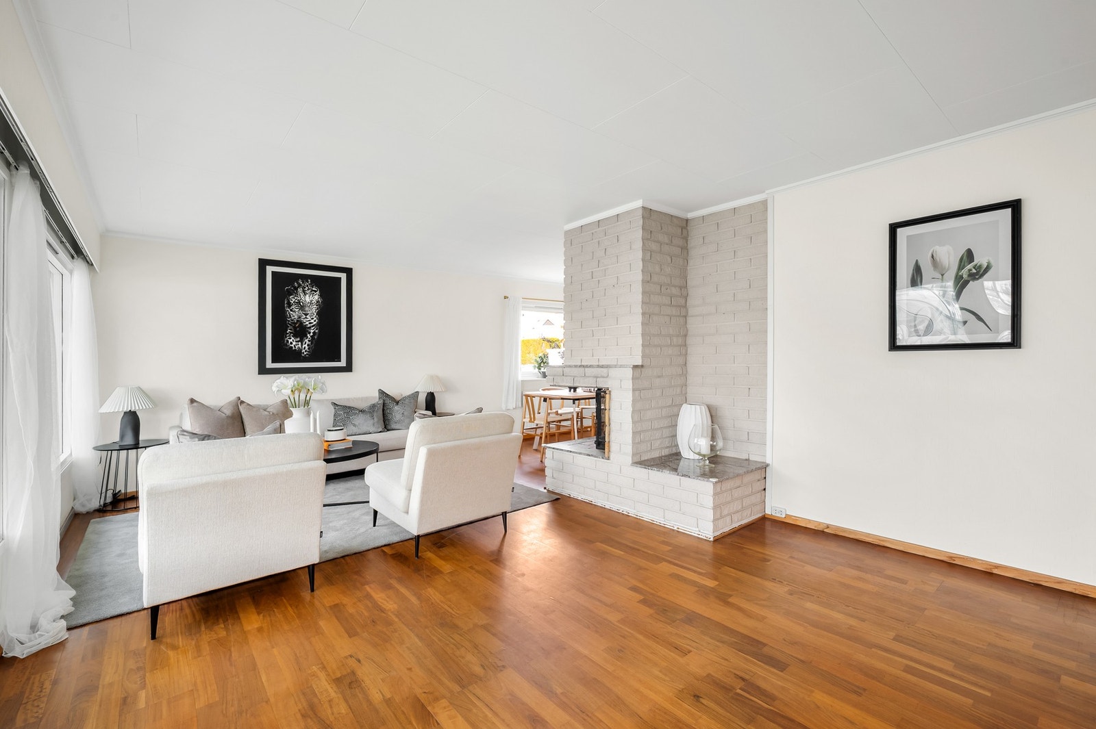 En hyggelig og lun krok i stuen, perfekt for avslapning ved peisen på kalde dager. Galleribilde