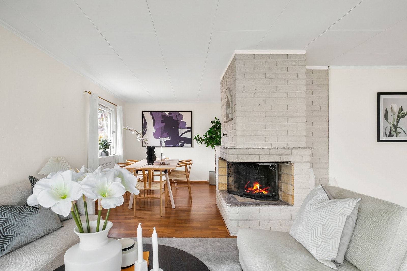 Stuen har mye naturlig lys med store vindusflater på tre sider. Galleribilde