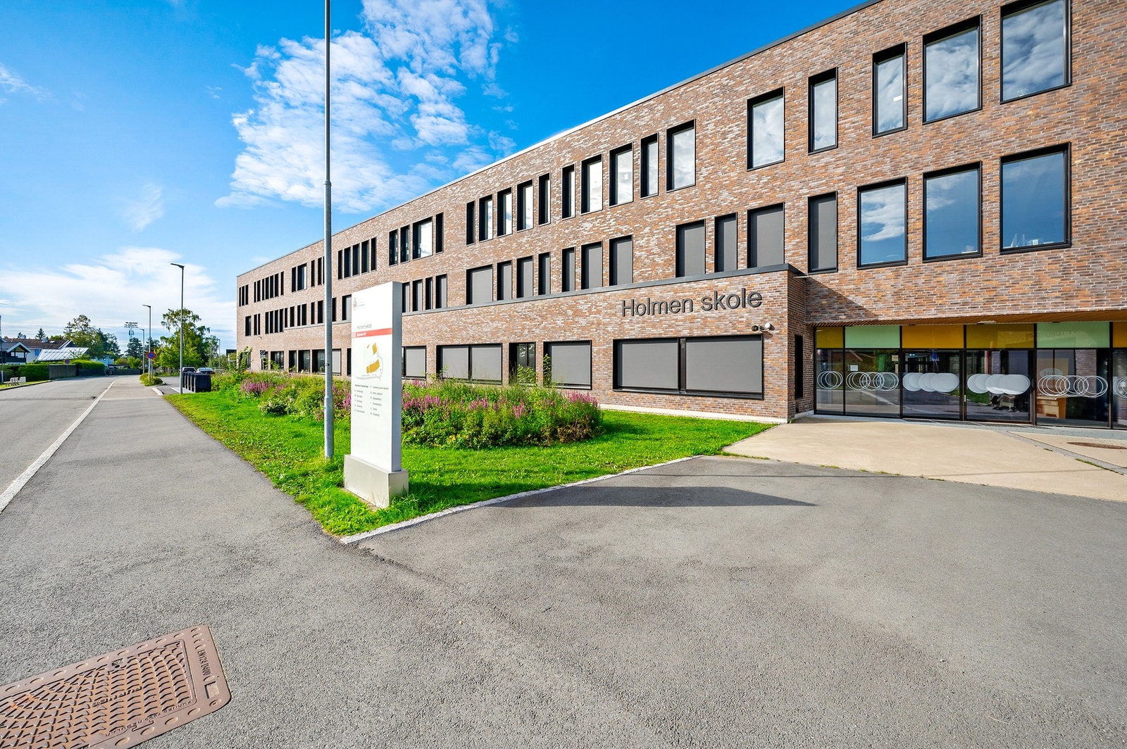 Eiendommen sogner til Holmen skole. Skolen stod ferdig til skolestart 2018 og har siden opparbeidet seg et godt rykte. Galleribilde