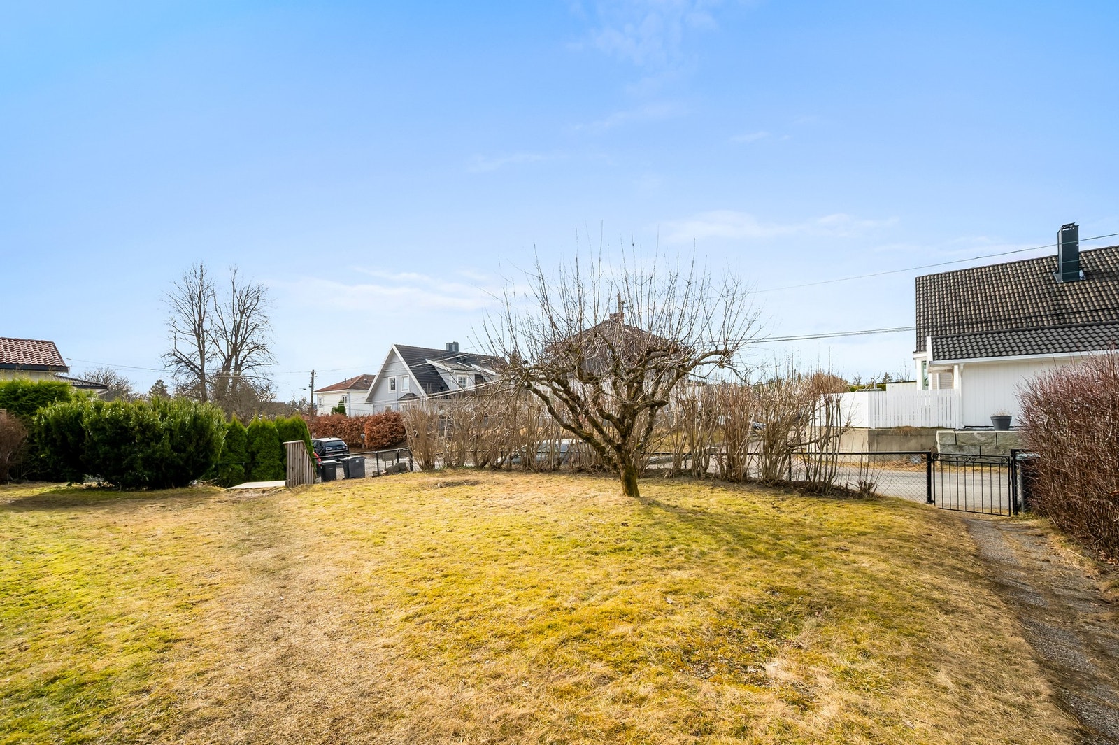 Boligen ligger i en rolig, trafikkstille blindvei og passer utmerket for barnefamilier. Galleribilde