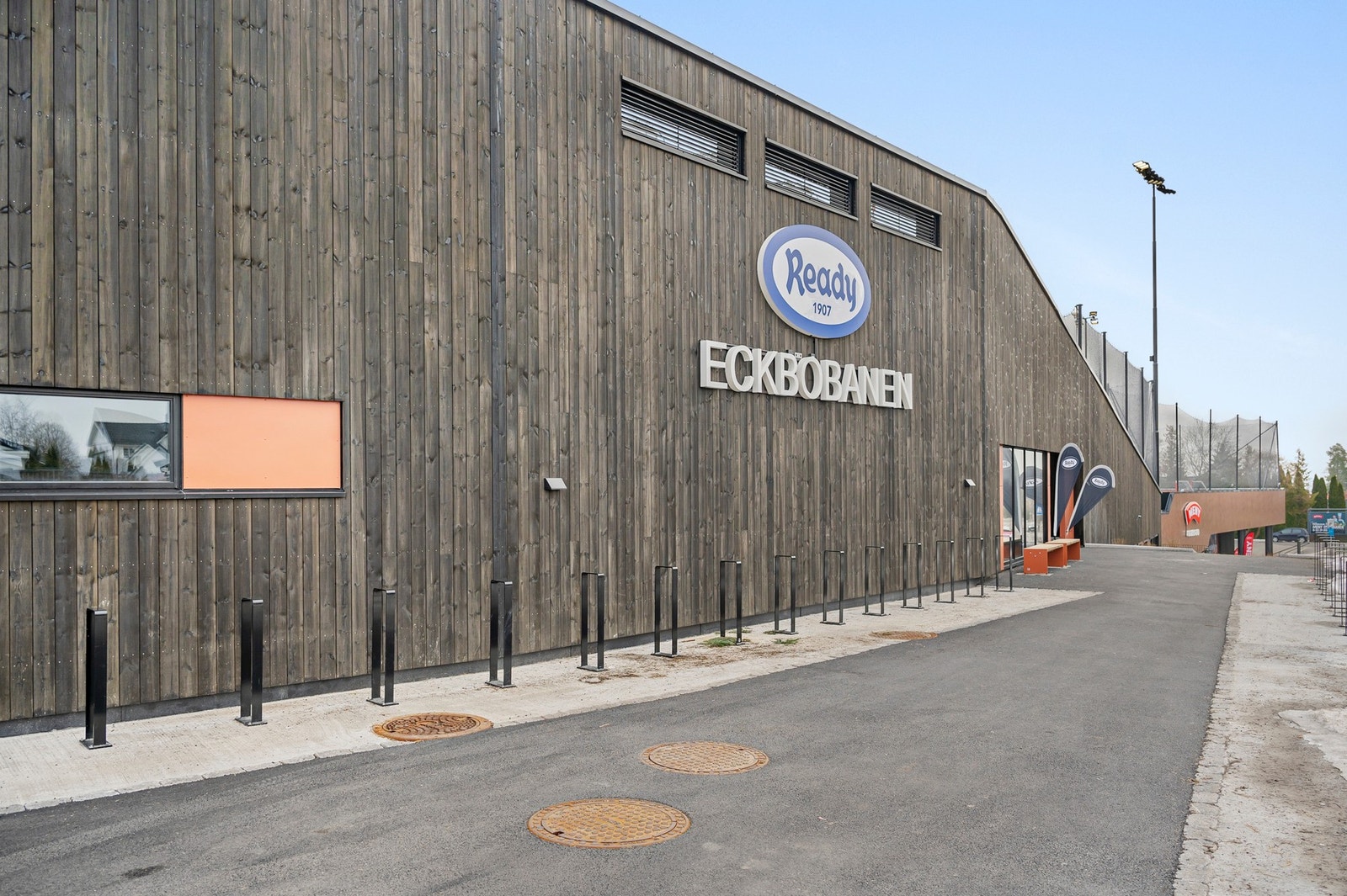 Nye Eckbobanen med bl.a. skøytebarne om vinteren, ligger kort gangavstand unna boligen. Galleribilde