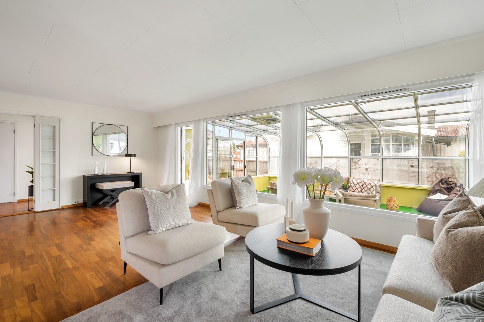 Romslig og innbydende oppholdsrom i 1. etasje med plass til hele familien. Galleribilde