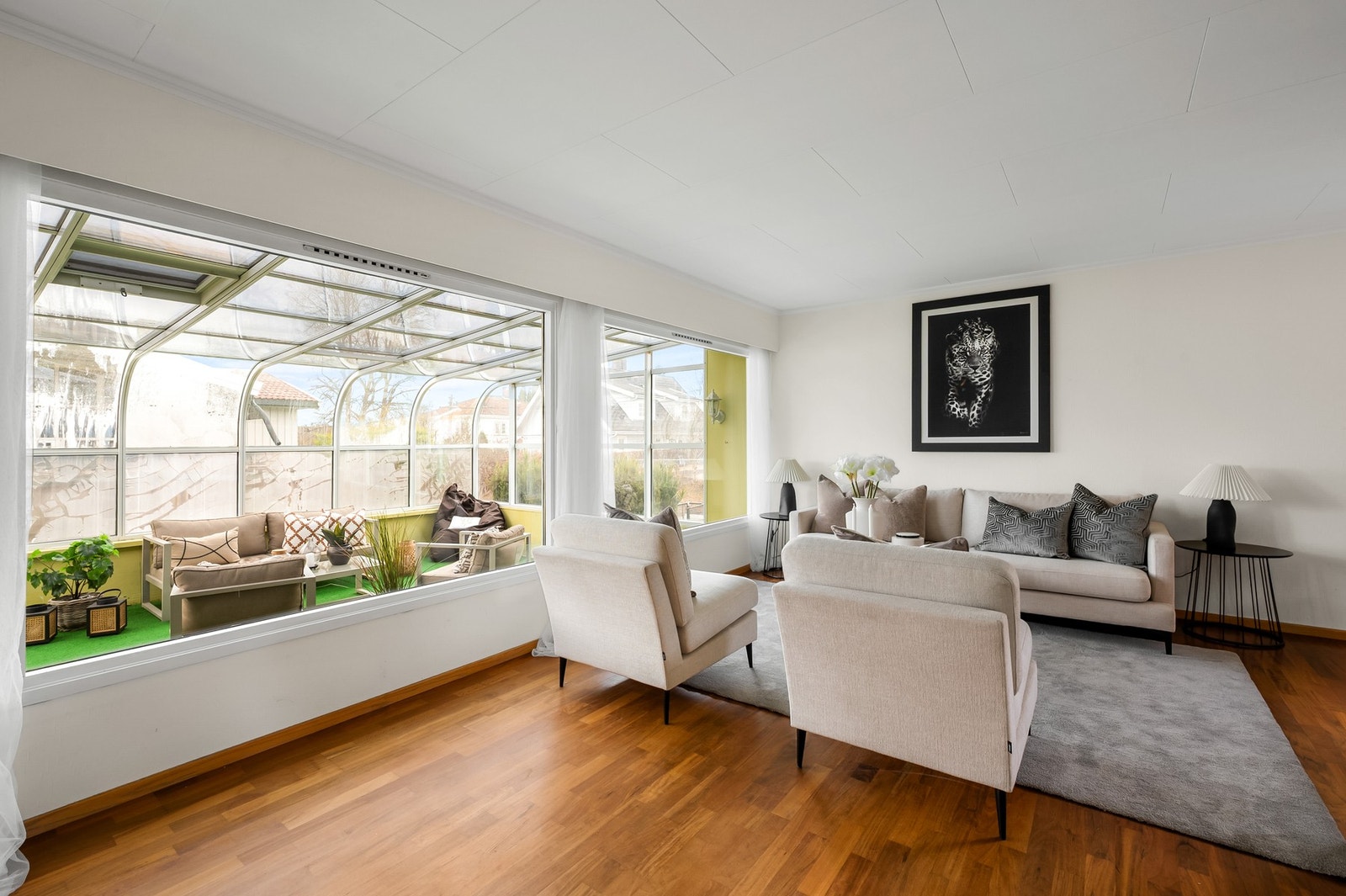 Fra terrassen leder en trapp ned til hagen. Her kan de minste leke i trygge omgivelser. Galleribilde