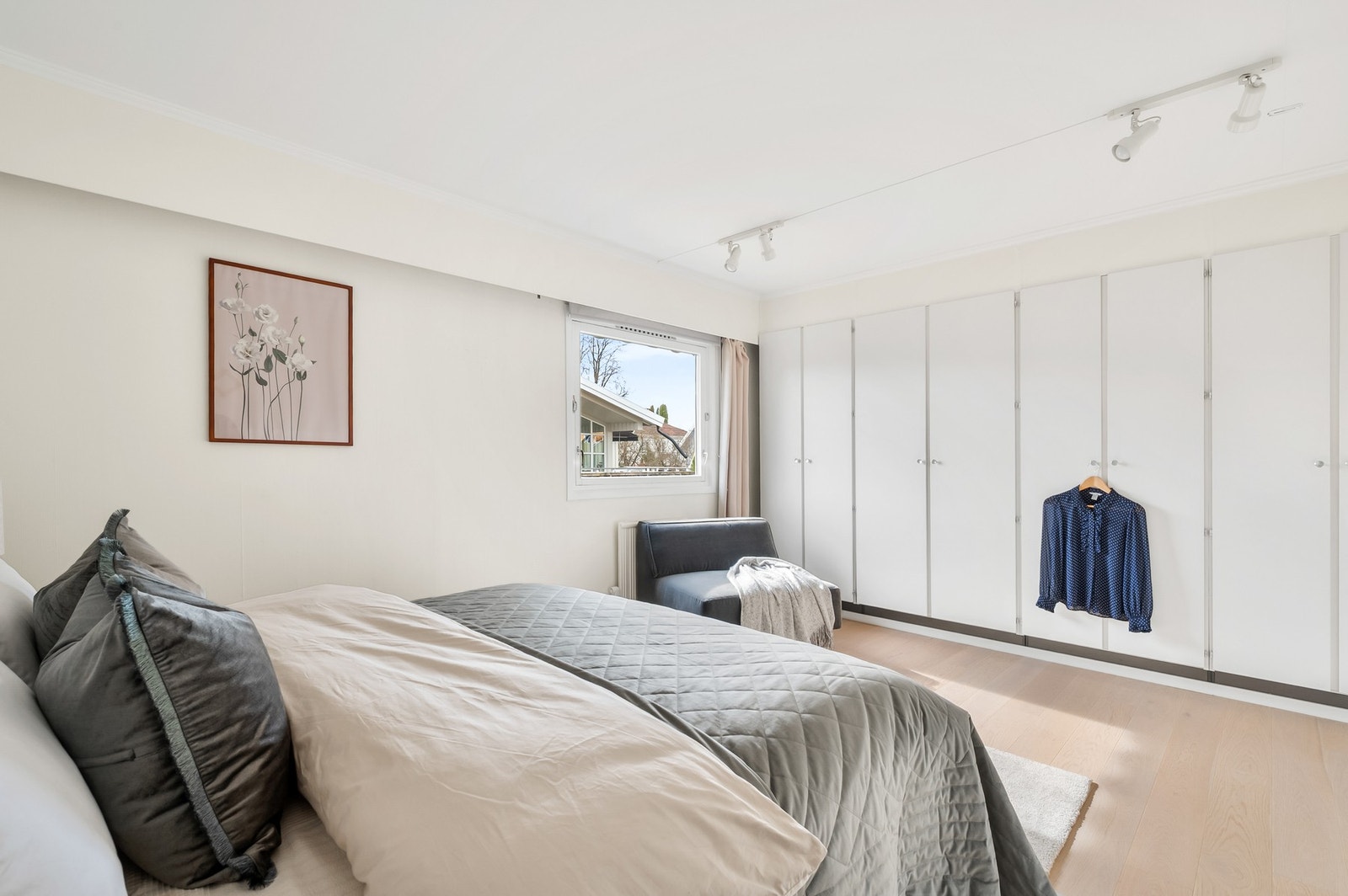 Hovedsoverom med god plass til dobbeltseng og innebygget garderobeskap. Galleribilde