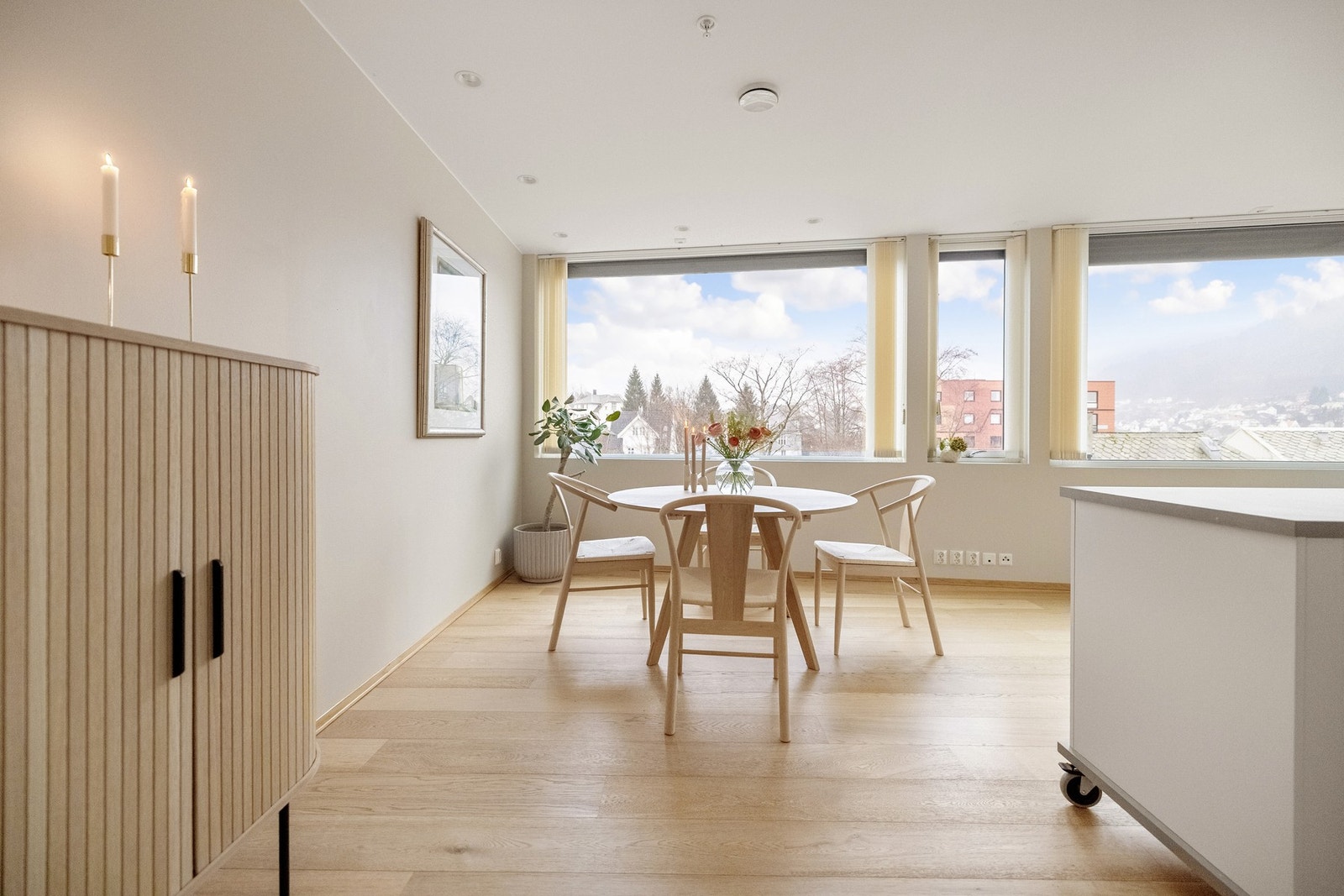 Det første du møter er de store vindusflatene som gir et nydelig lysinnslipp. Galleribilde