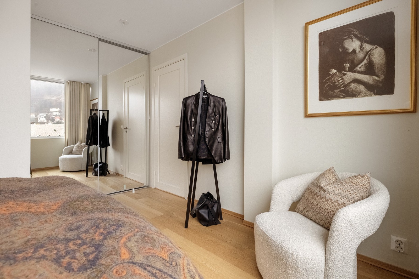 Det er rikelig med naturlig lysinnslipp fra de store vinduene. Galleribilde